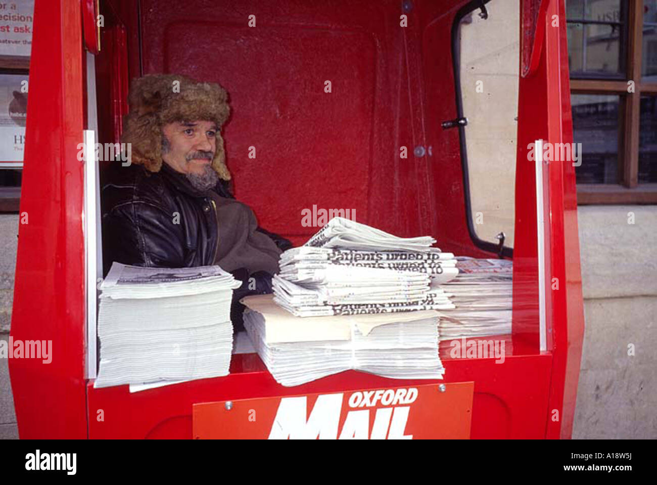 Eine Straße Verkäufer der Oxford Mail Zeitungen tragen eines russischen Pelz Hut Uschanka oder Shlyapka in Oxford Stockfoto