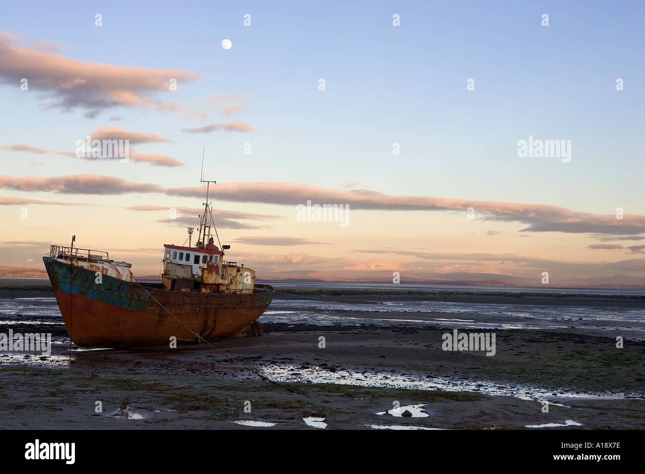 Schiffswrack am Ufer Cumbrian Roa Island Morecambe Bay Stockfoto