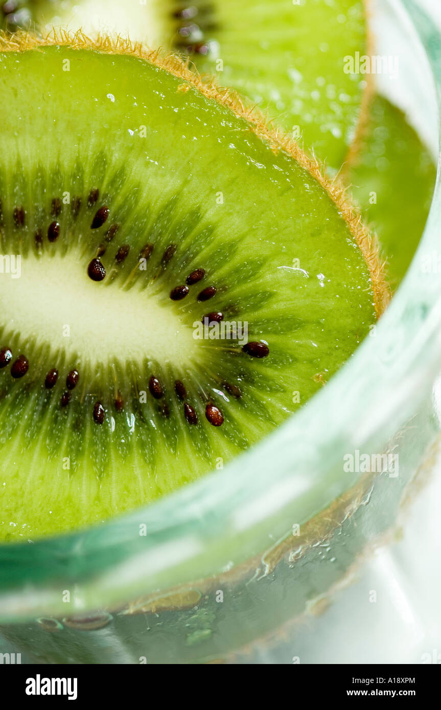 Kiwi Frucht Schnitt chinensis Stockfoto