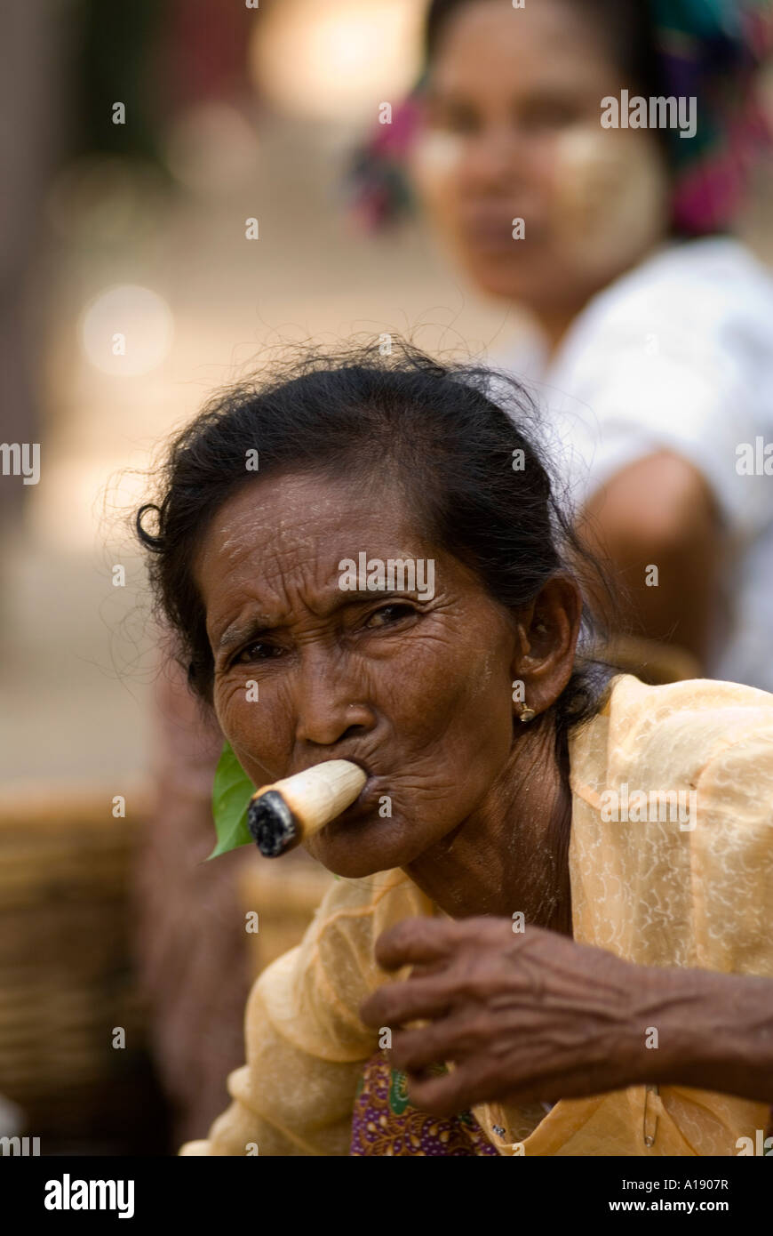 Ältere Frau, die einer grosse Rolle eigene Zigarre in Nyaung U Markt Bagan Myanmar Stockfoto