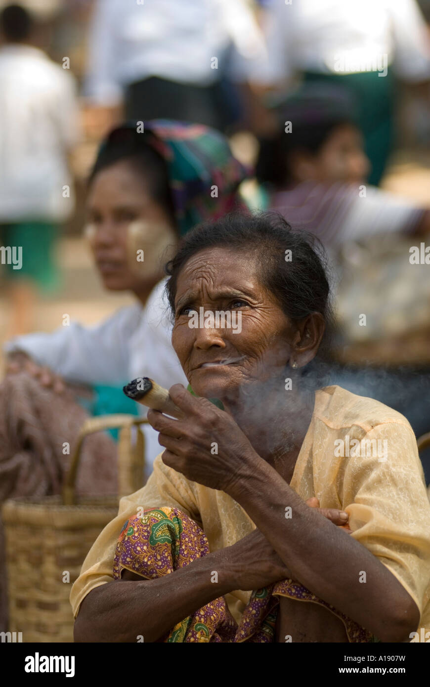 Ältere Frau, die einer grosse Rolle eigene Zigarre in Nyaung U Markt Bagan Myanmar 2006 Stockfoto