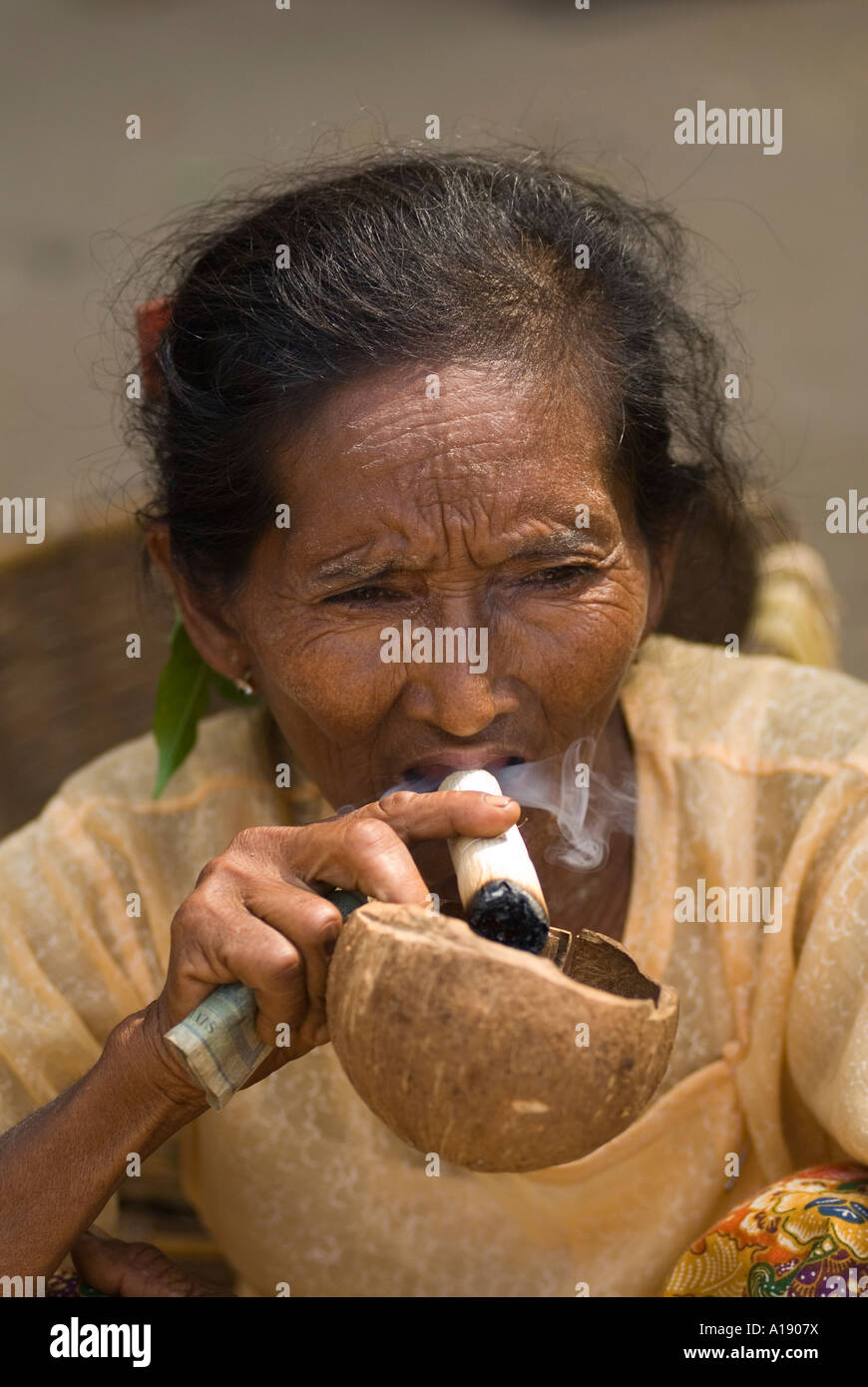 Ältere Frau, die einer grosse Rolle eigene Zigarre in Nyaung U Markt Bagan Myanmar 2006 Stockfoto
