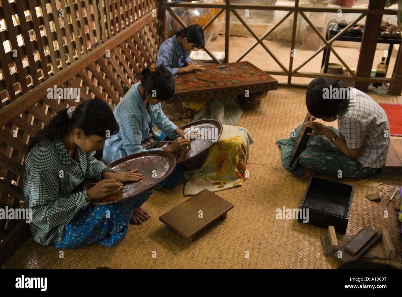 Frauen arbeiten in einer Lacquerware Handwerk Fabrik Myin Ka Ba Dorf Bagan Myanmar Burma 2006 Stockfoto