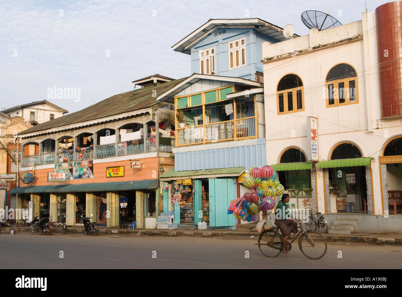 Gebäude im britischen Kolonialstil, ehemalige britische Armee Bergstation Stadt während der Kolonialherrschaft. Hauptstraße, Pyin Oo Lwin, Maymyo Myanmar. Stockfoto