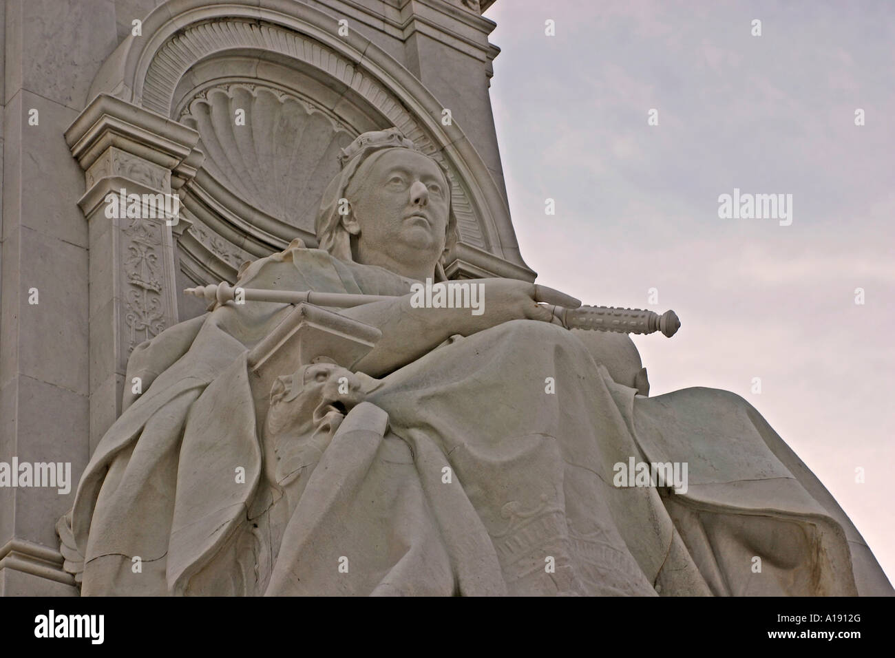 Nahaufnahme Detail der Queen Victoria Monument in London, England in der Abenddämmerung. Stockfoto