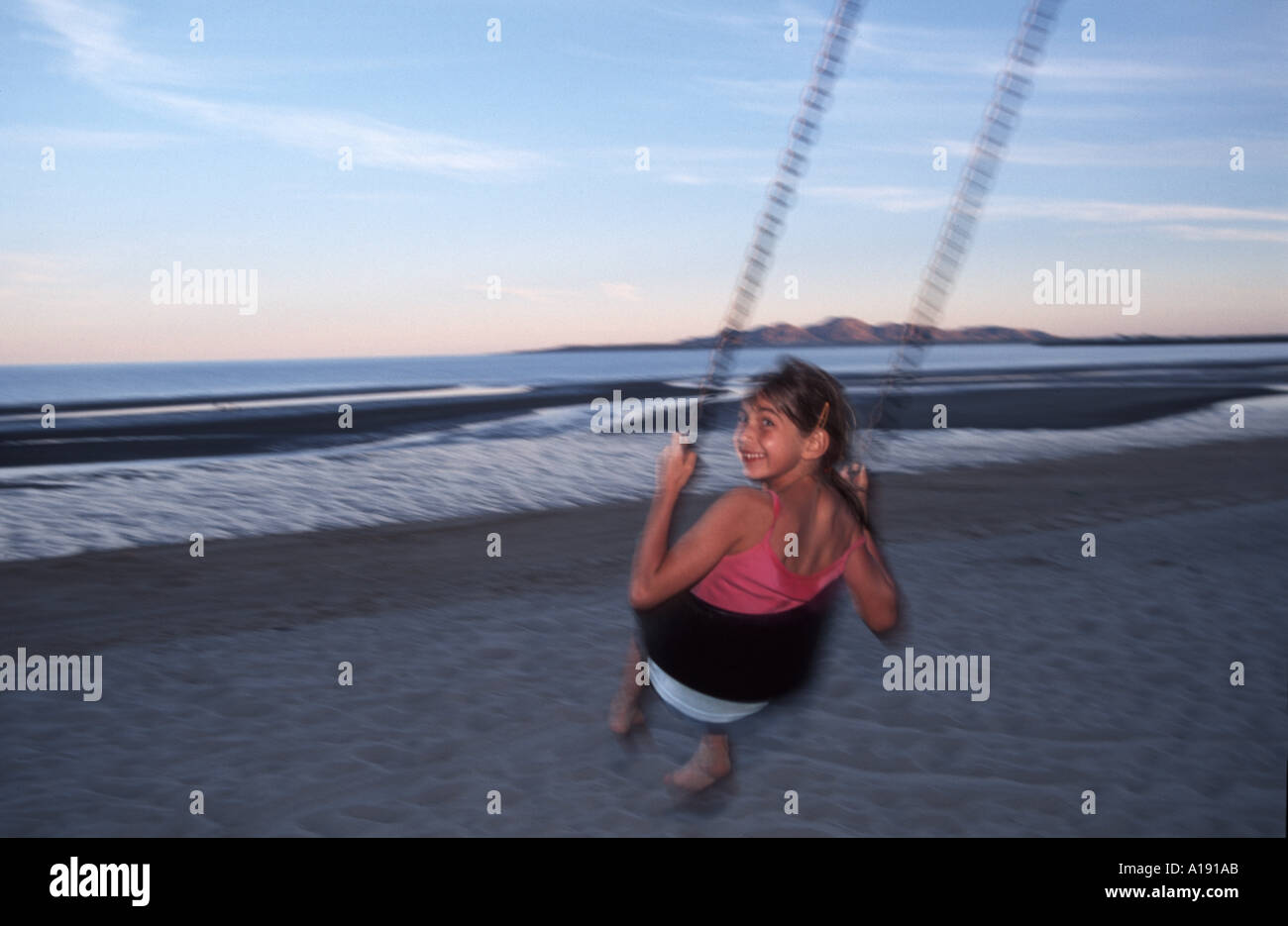 Kind auf einer Schaukel auf dem Strand von San Felipe Baja California Sur-Mexiko Stockfoto