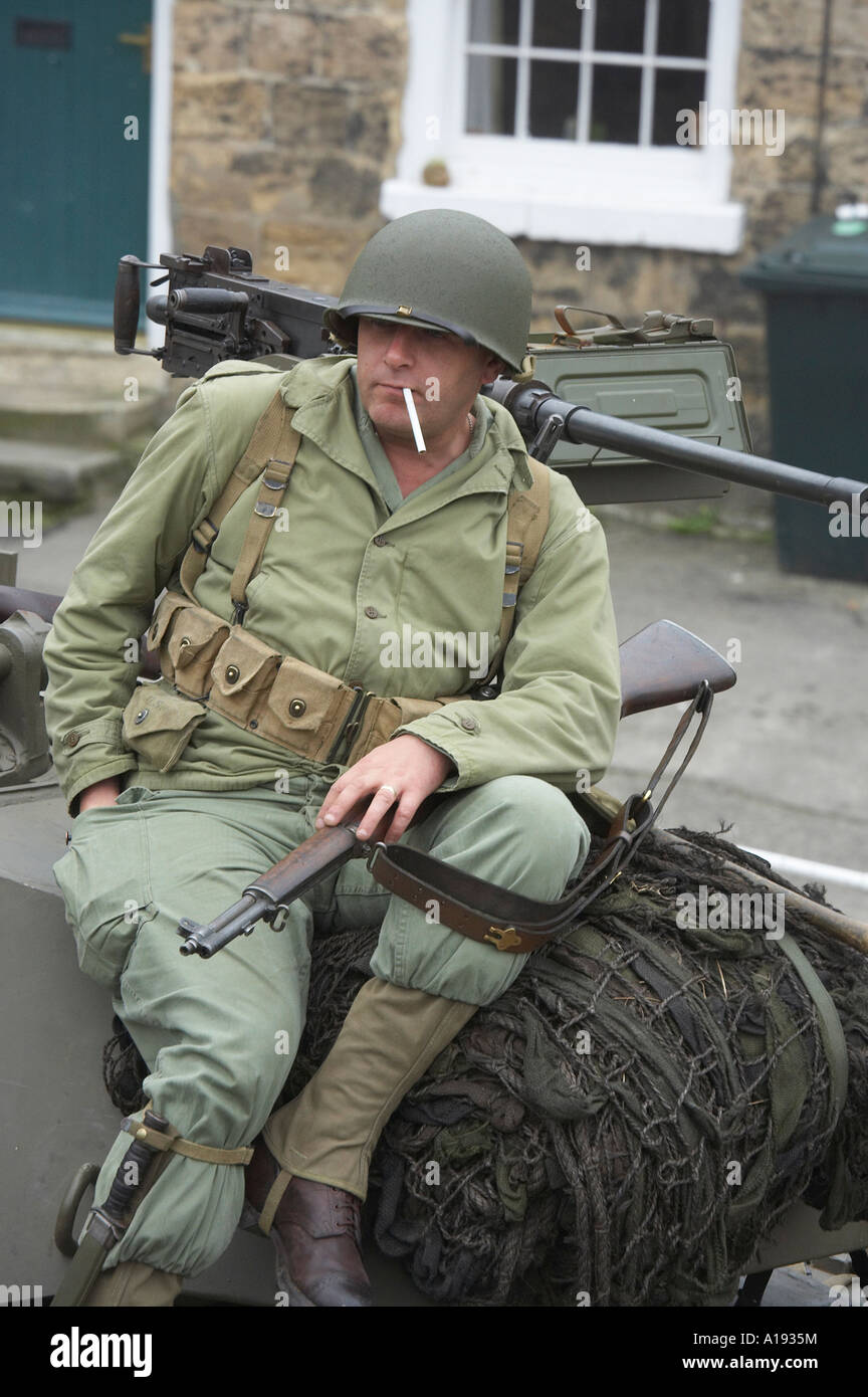 Soldat ruht auf gepanzerte Auto am Pickering Krieg Wochenende im Oktober statt jedes Jahr North Yorkshire Stockfoto