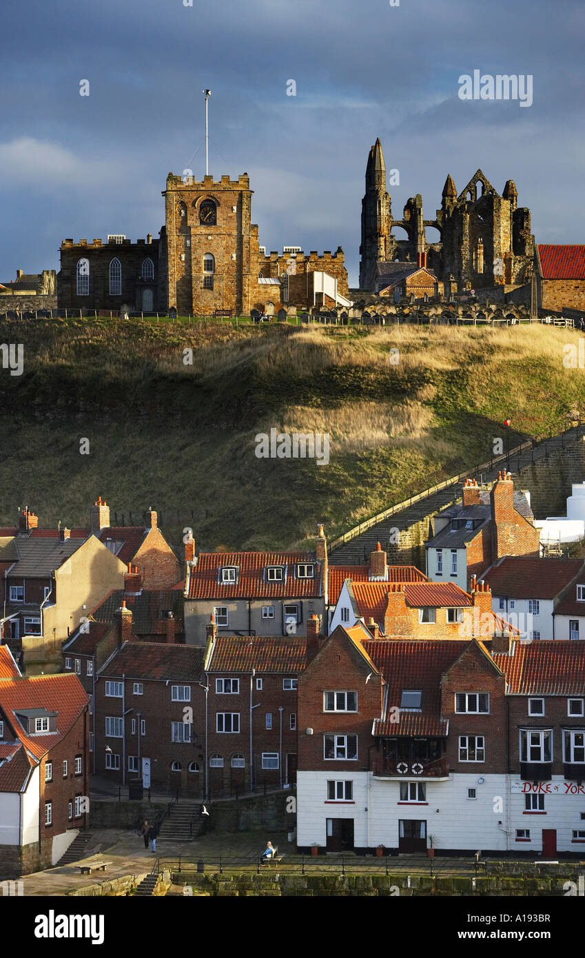 St. Mary s Pfarrkirche 199 Stufen und Whitby Abtei St. Hilda s North Yorkshire Stockfoto