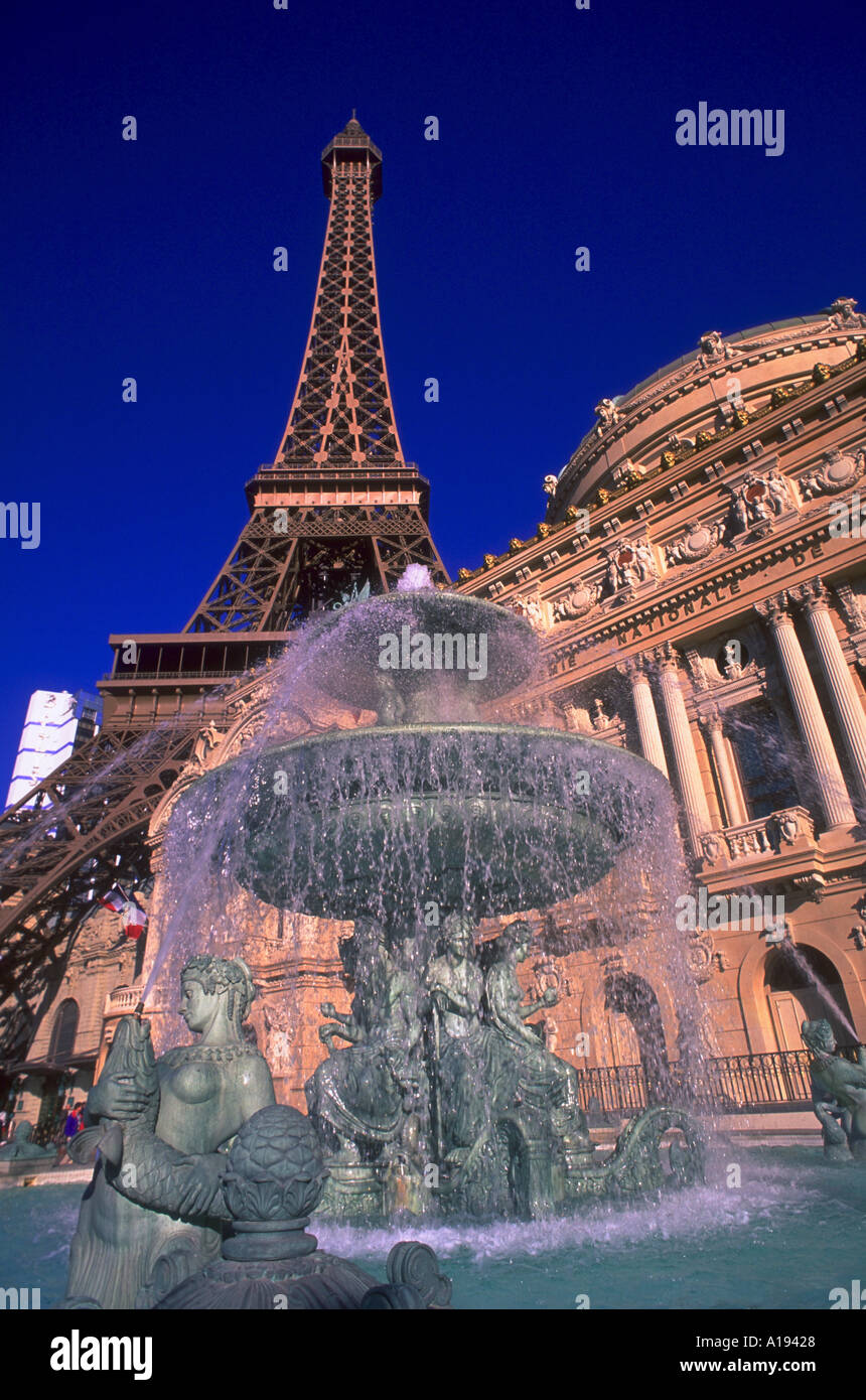 Wasser-Brunnen und Nachbildung des Eiffelturms vor dem Paris Hotel in Las Vegas Nevada Stockfoto