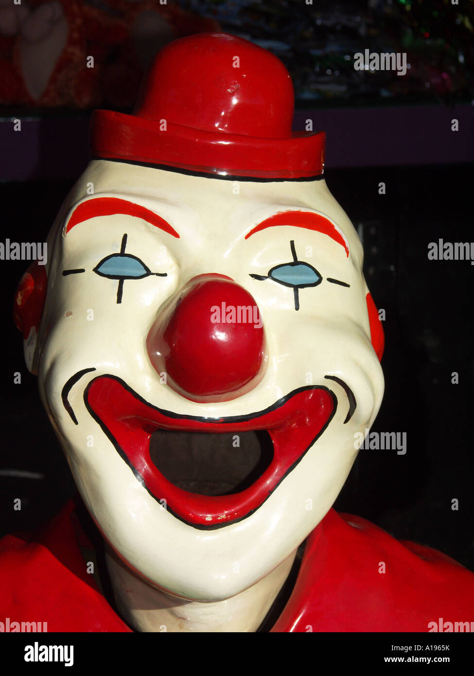 Rot und weiß lackiert, lächelnd, lachendes Gesicht der Spielhalle oder Sideshow Clown auf einer Land-Messe Stockfoto
