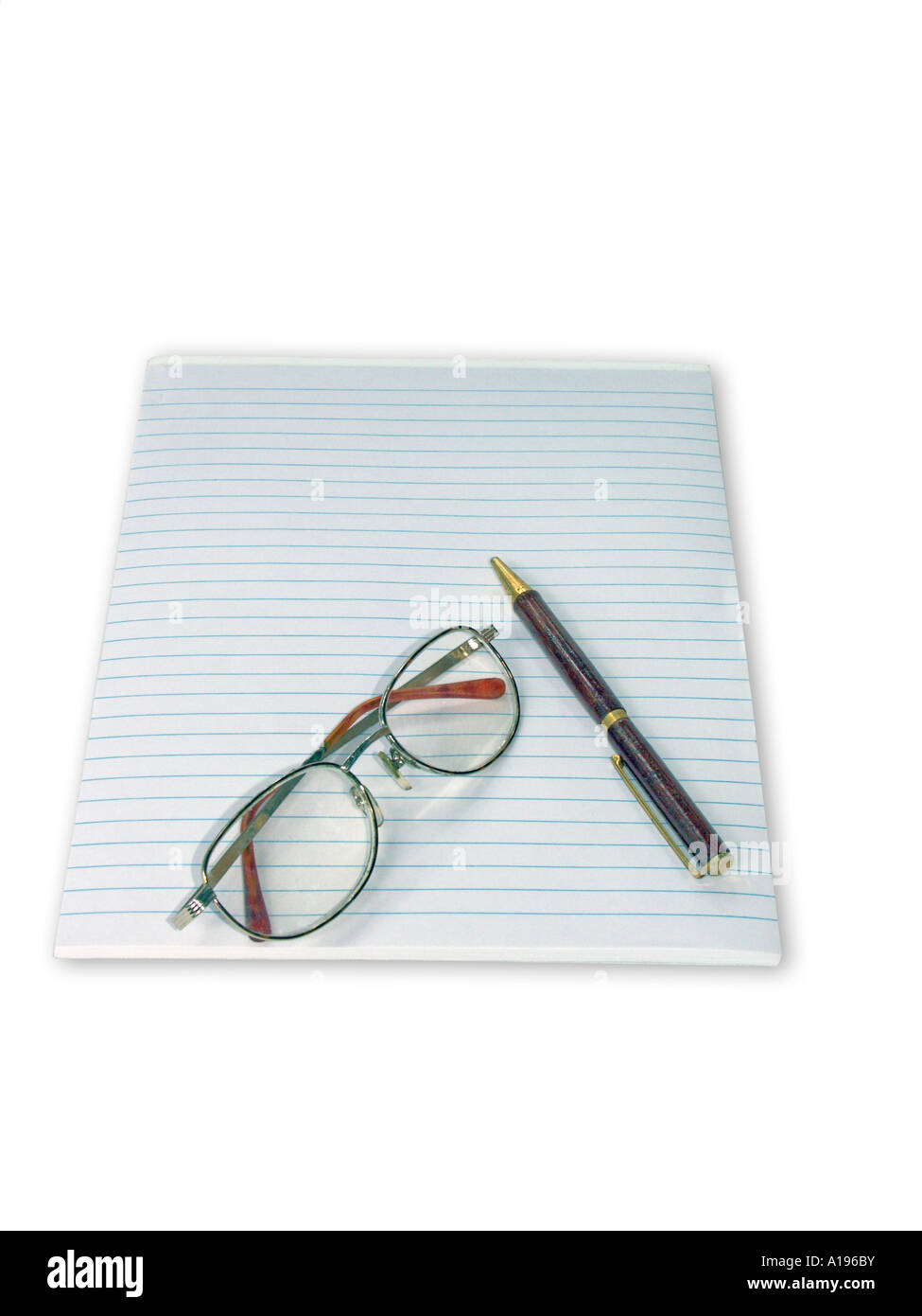 Gesäumt von Pad von Schreibpapier mit Brille und hölzernen Kugelschreiber auf weißem Hintergrund Stockfoto