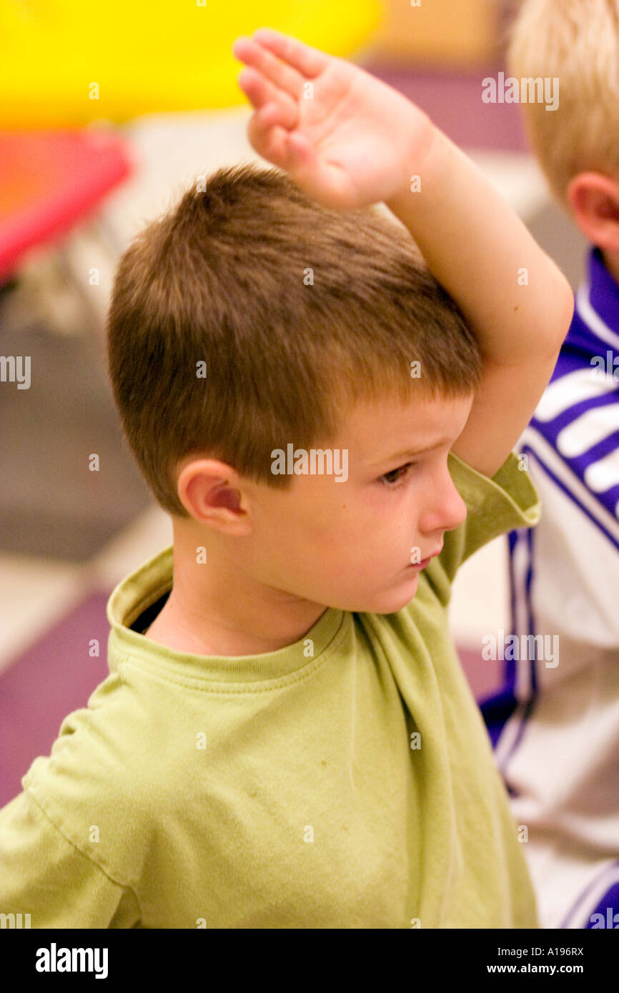 Junge hält 5 Jahre Hand mit einer Frage im Wissenschaftsmuseum Klassenzimmer. St Paul Minnesota MN USA Stockfoto