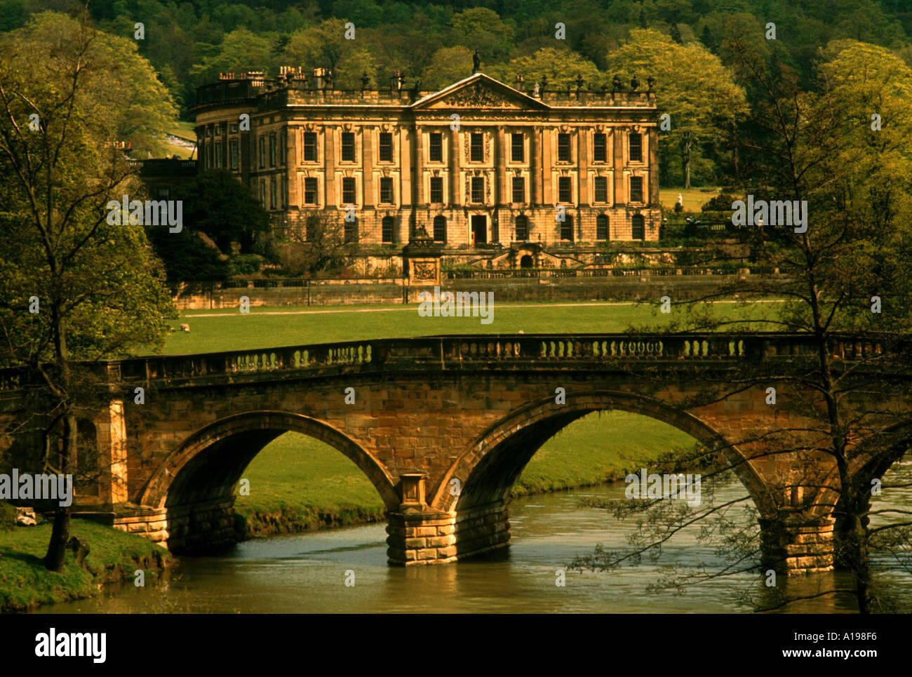 Brücke über den Fluss und Chatsworth House Derbyshire England UK C Gascoigne Stockfoto