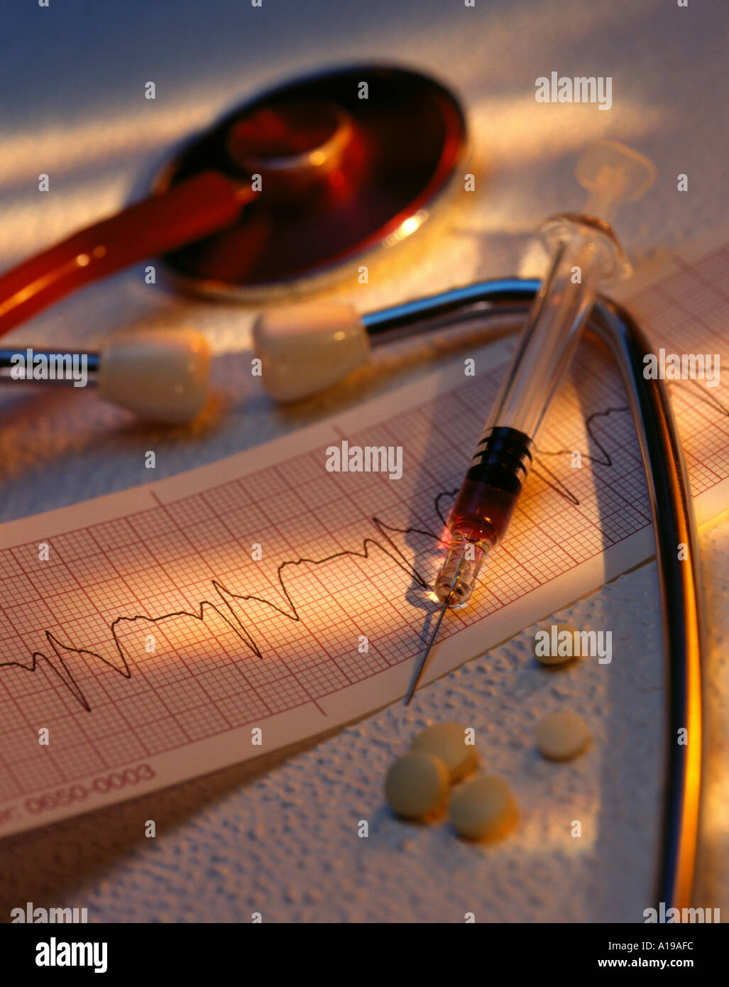 Ärzte-Stethoskop und ein ECG Spur Stockfoto
