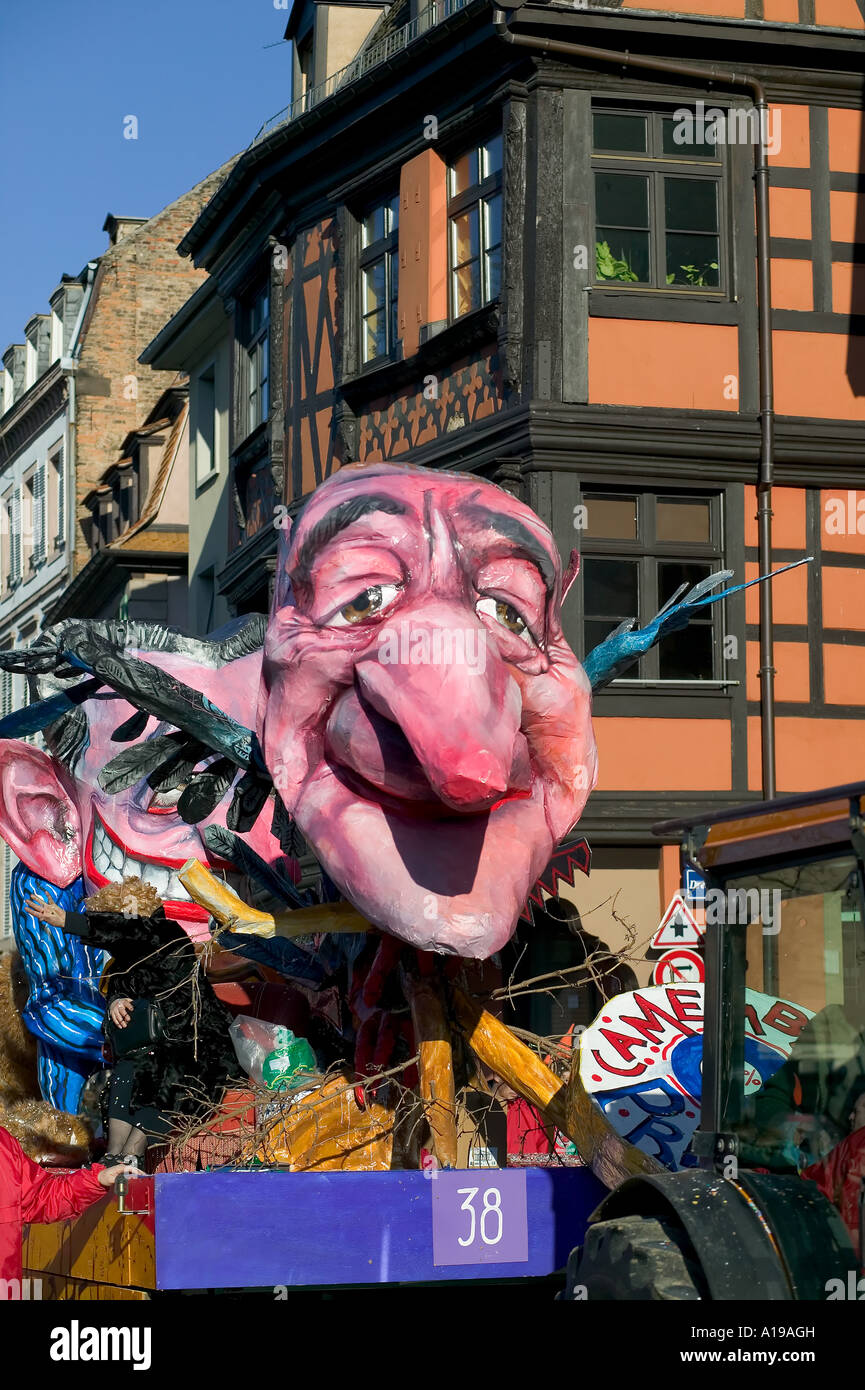 Frankreich Elsass STRASSBURG CARNIVAL PARADE Jacques CHIRAC SATIRISCHE FLOAT UND FACHWERKHAUS EUROPA Stockfoto