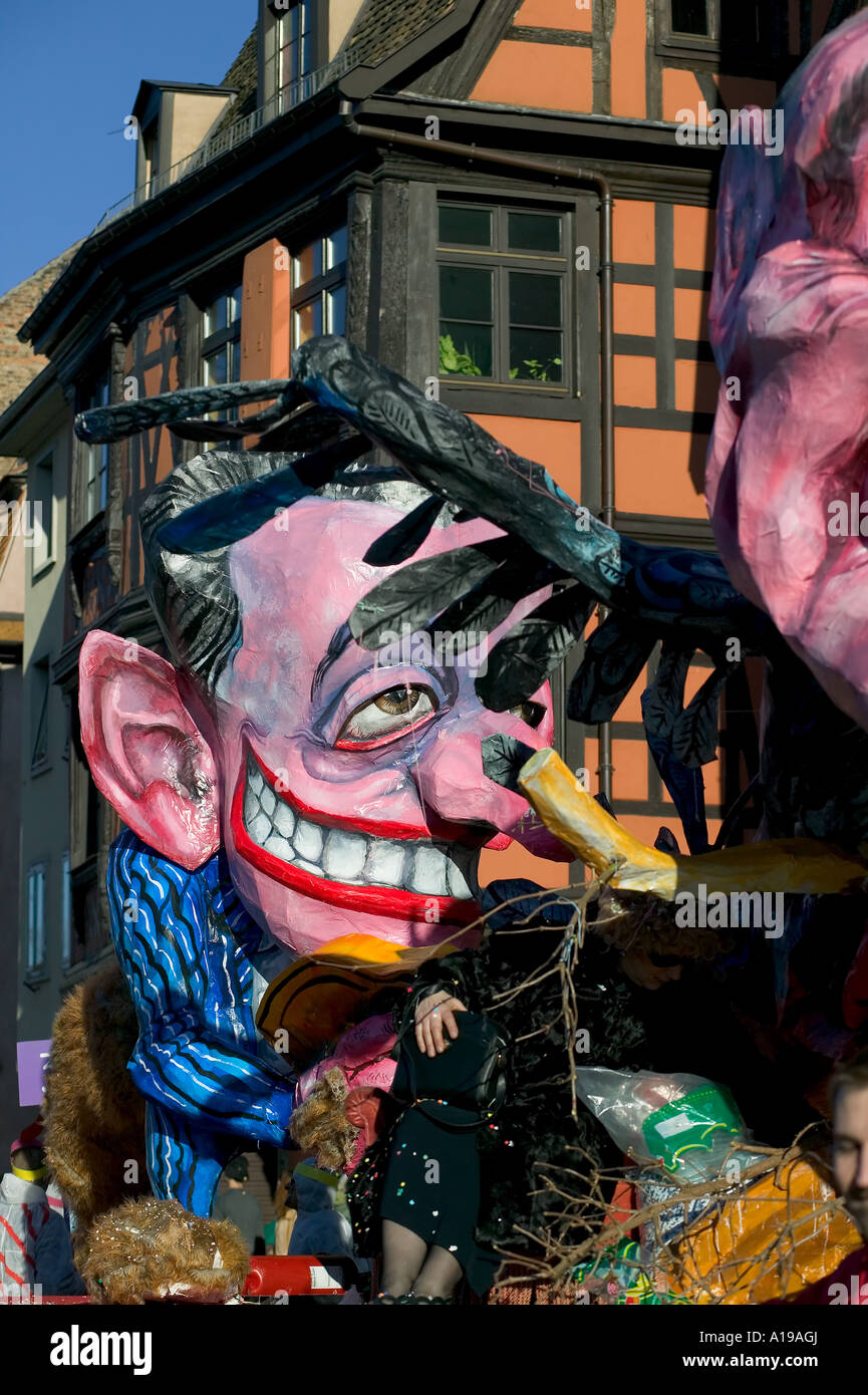 FRANKREICH ELSASS STRASSBURG KARNEVAL PARADE NICOLAS SARKOZY SATIRICAL FLOAT UND HALBWERKHAUS EUROPA Stockfoto