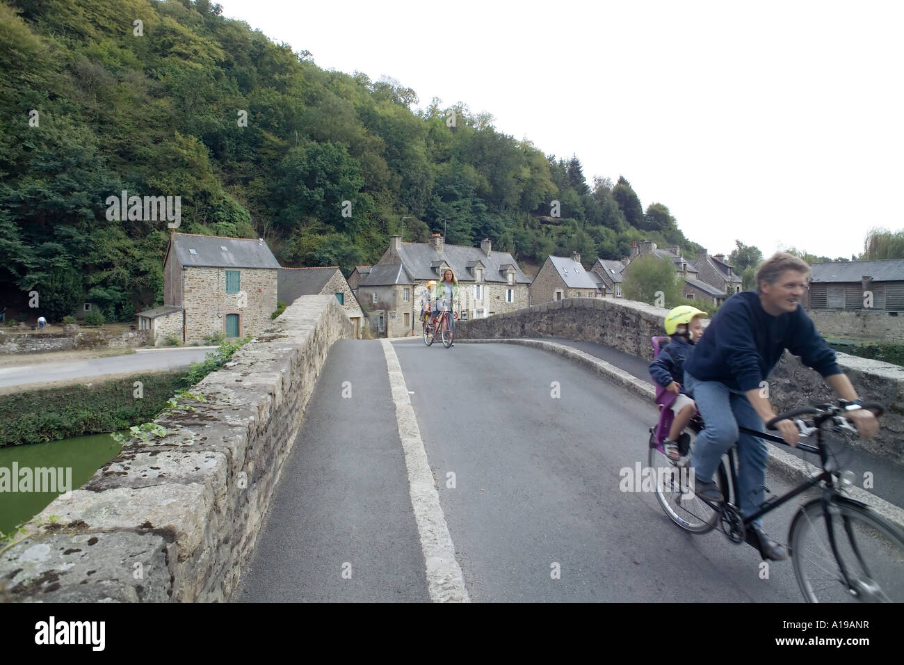 Radtour auf der alten Brücke, Léhon, Bretagne, Frankreich, Europa Stockfoto