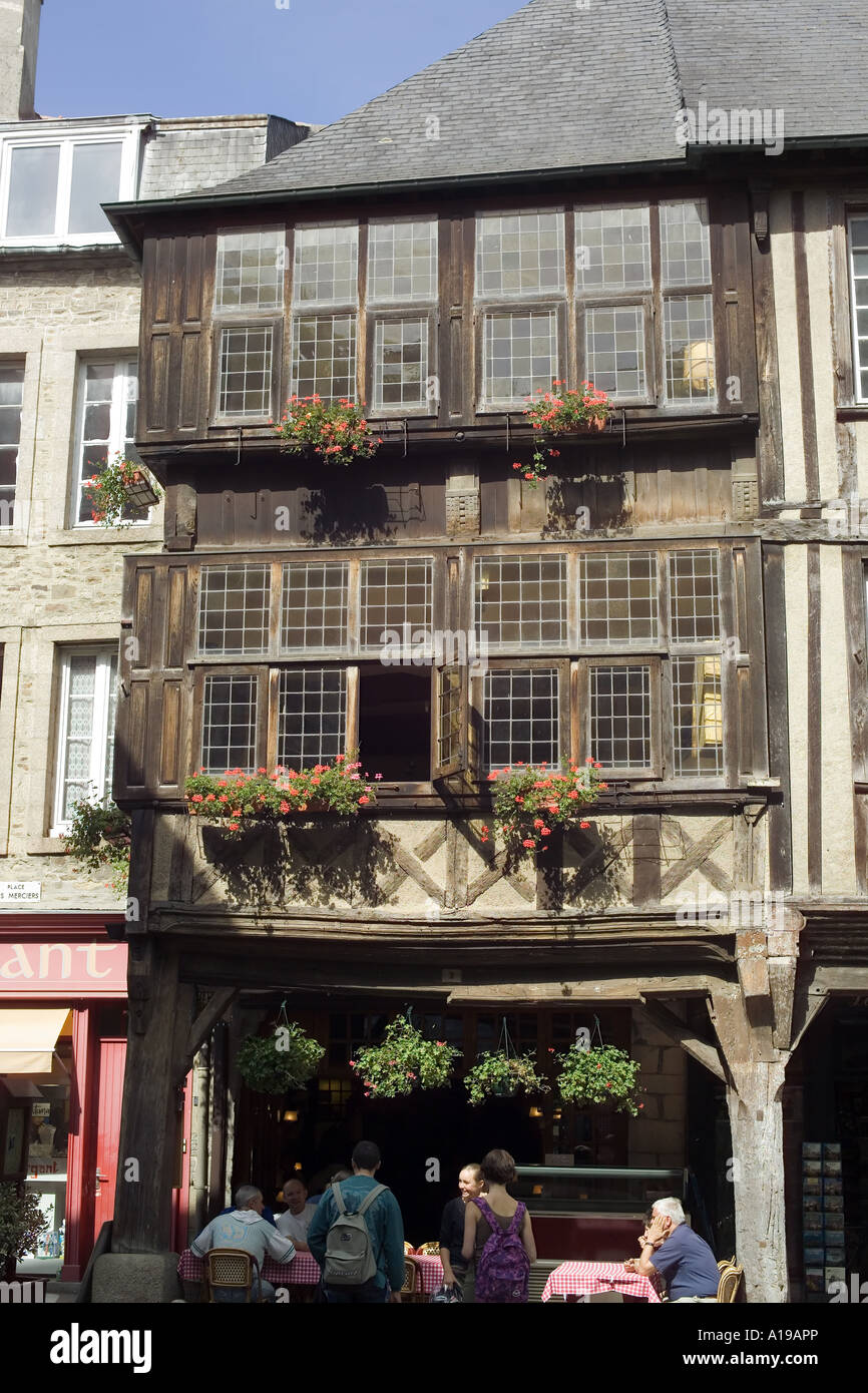 Fachwerkhaus und Pfannkuchenrestaurant "Place des Merciers", Dinan, Bretagne, Frankreich, Europa Stockfoto