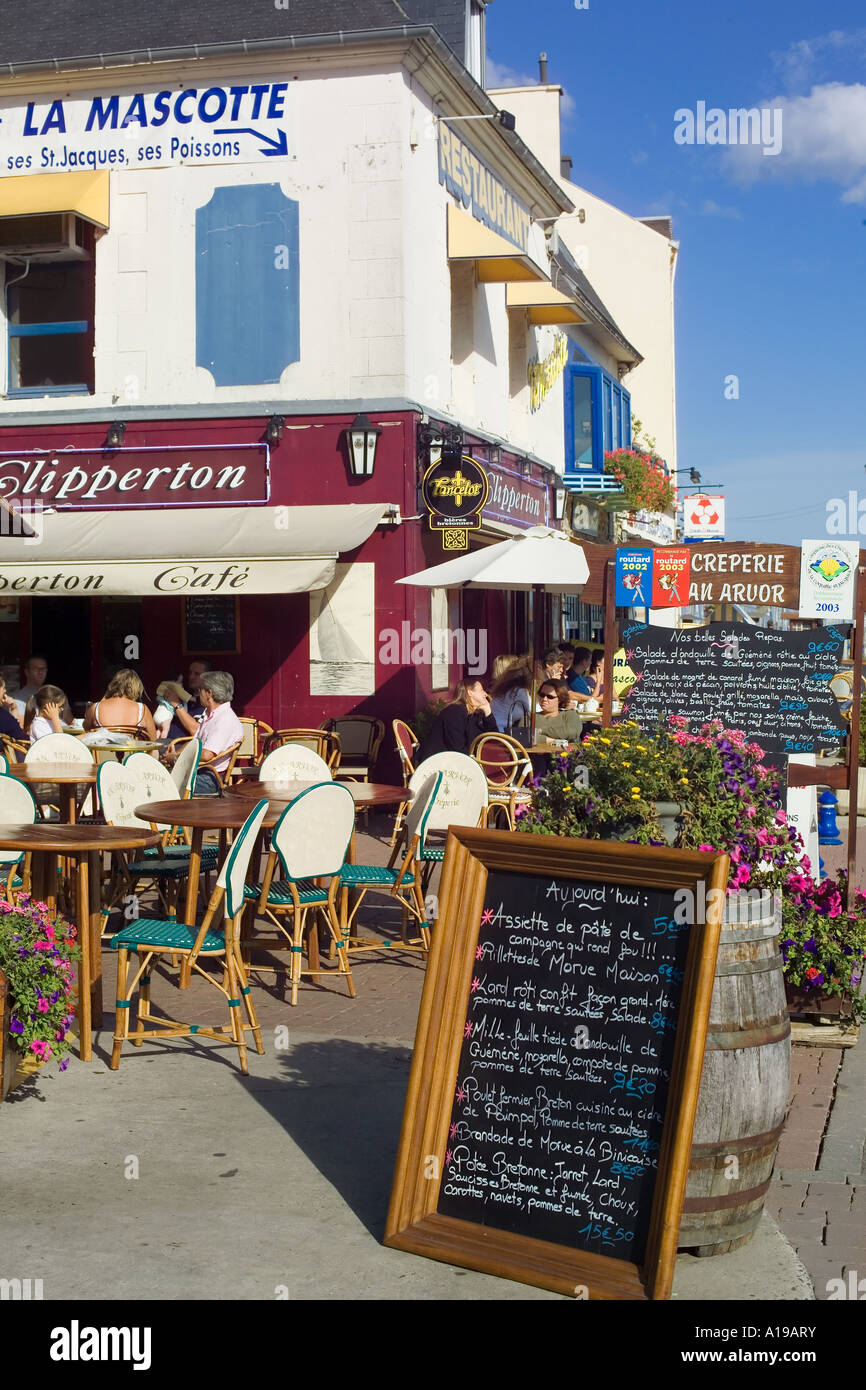 Café-Terrasse am Wasser, Binic, Bretagne, Frankreich Stockfoto