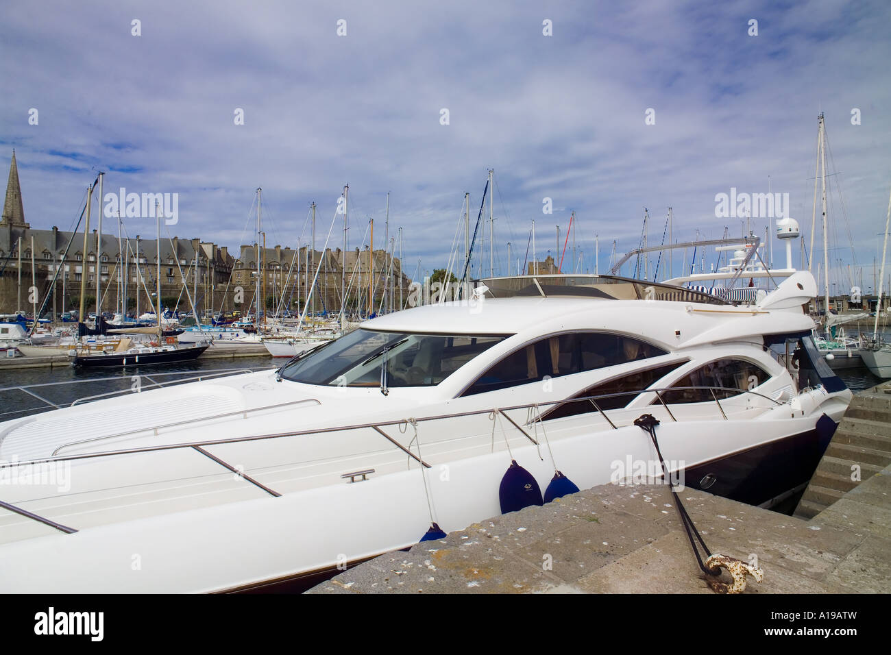 Günstig Luxusyacht, Saint-Malo marina, Bretagne, Frankreich, Europa Stockfoto