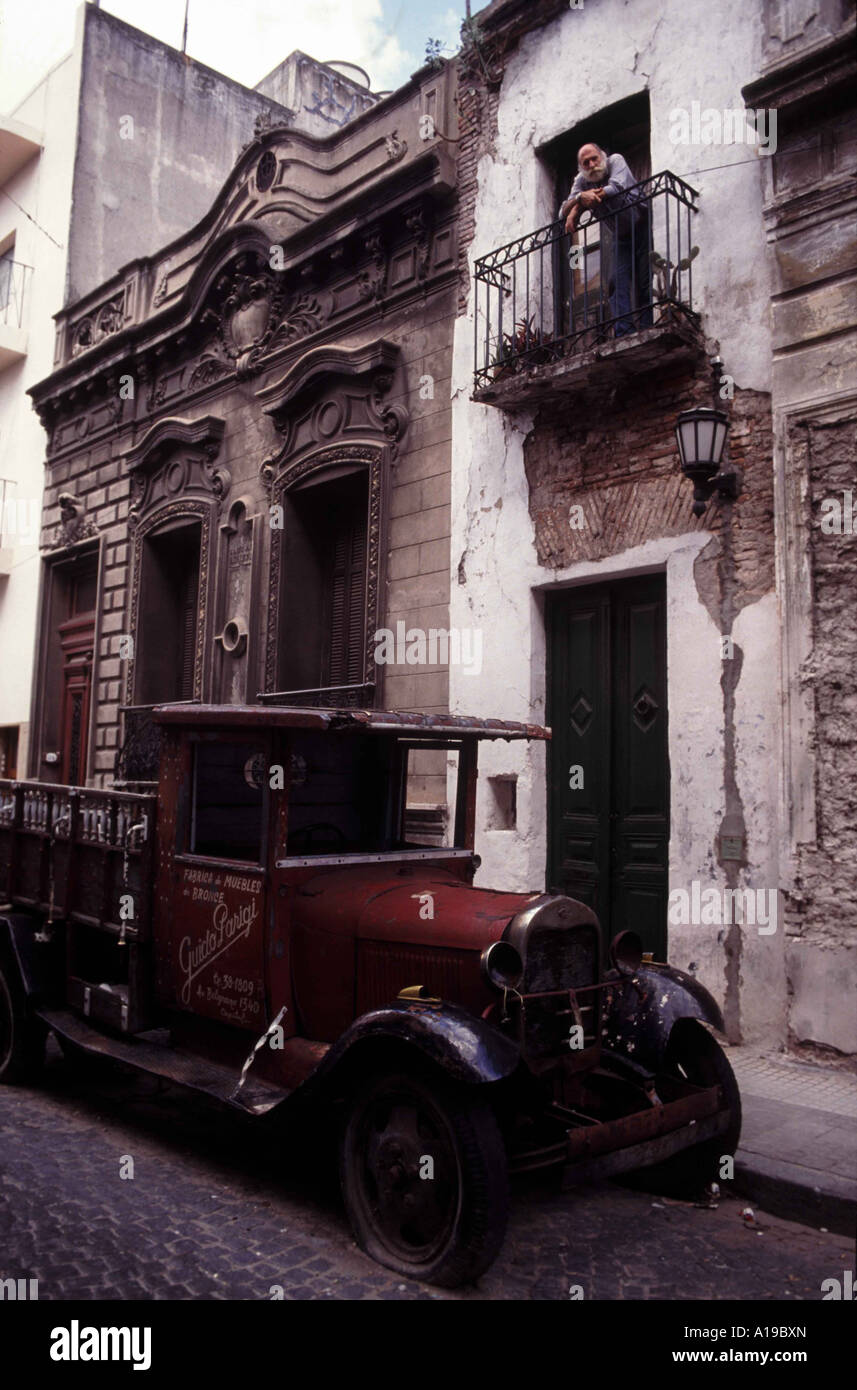 Straßenszene mit Oldtimer LKW Colonia, Uruguay Stockfoto
