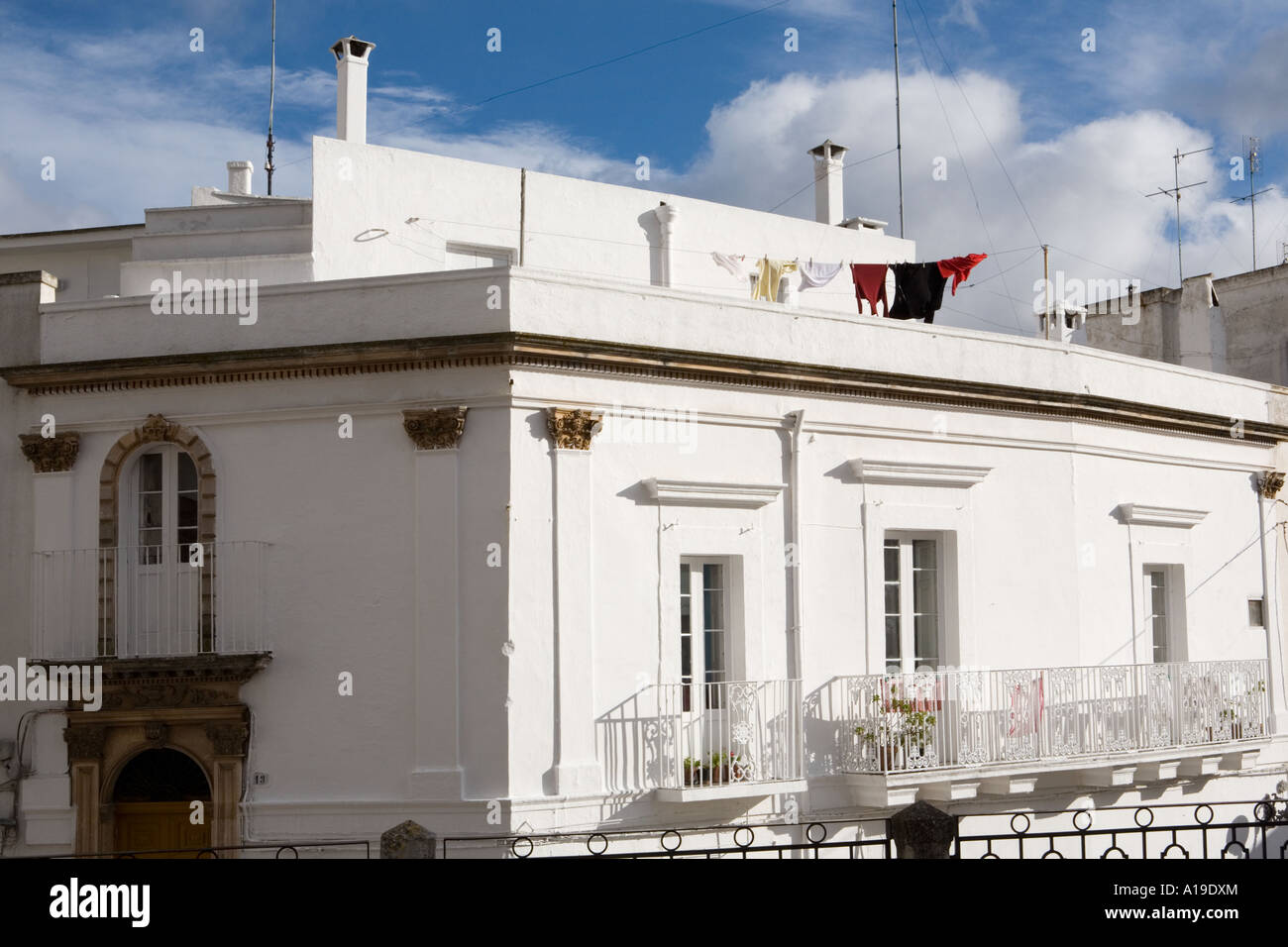 Waschen auf Dachterrasse in der antiken Stadt Ceglie Messapica, Apulien, Süditalien. Stockfoto