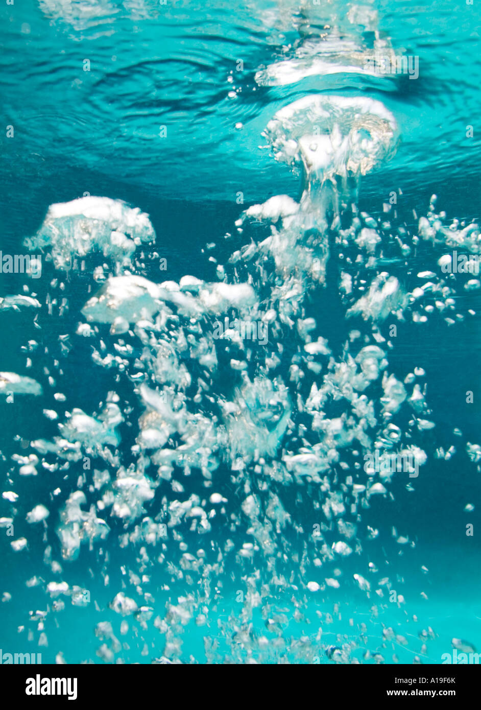 Luftblasen unter Wasser im Schwimmbad Stockfoto