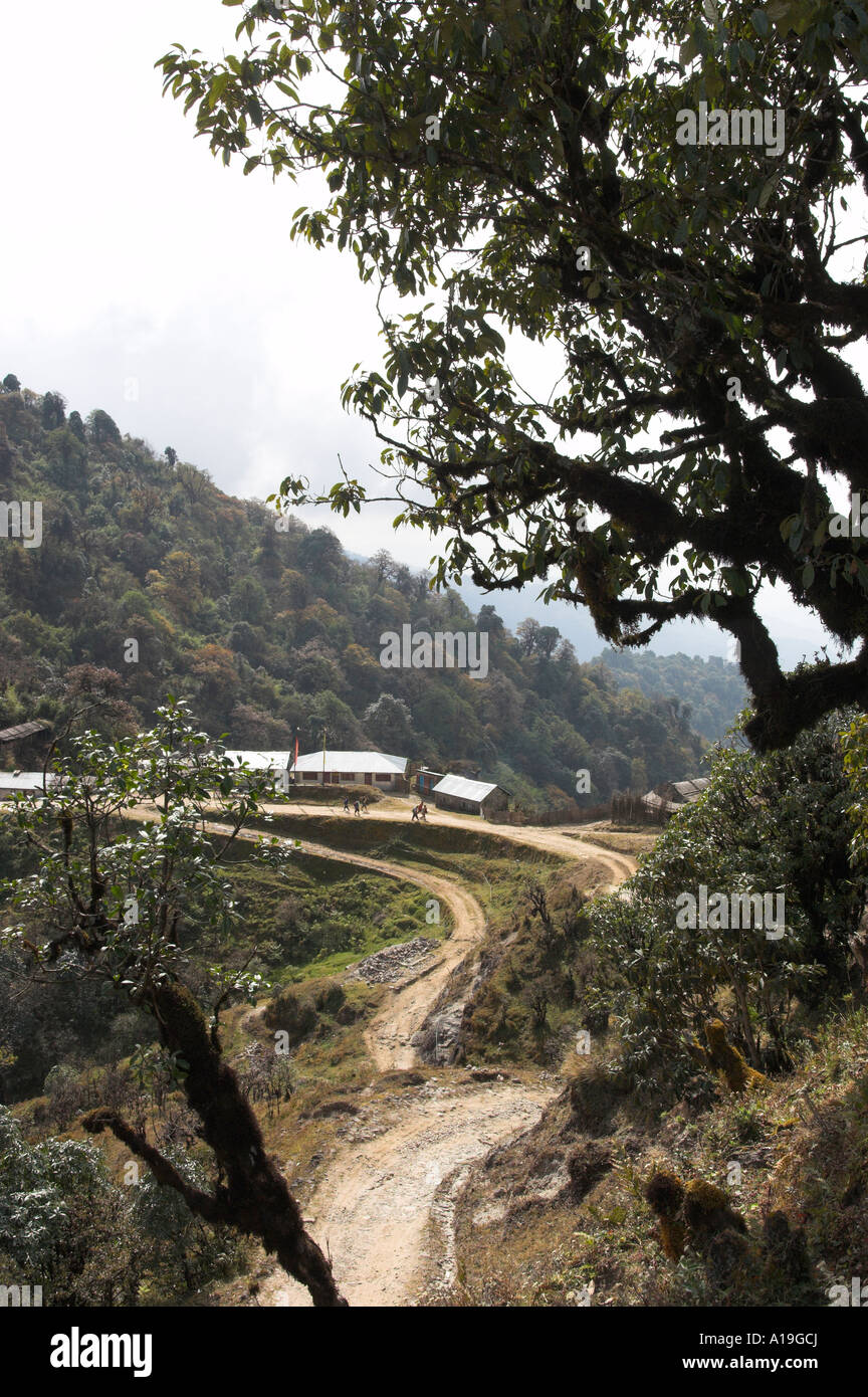 Bereich West Bengal Himalaya in Indien Darjeeling Gebiet Singalila trek in der Nähe von Sandakphu paar Häuser auf einem Feldweg durch aus der Ferne gesehen Stockfoto