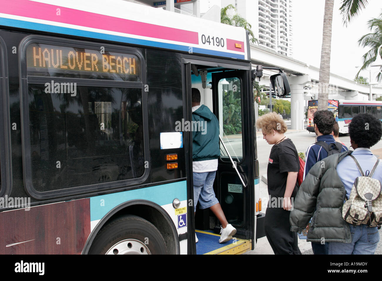 Miami Florida, Omni Bus Station, Miami Dade Metrobus, Passagiere Fahrer, Boarding, Haulover Beach, FL061124009 Stockfoto