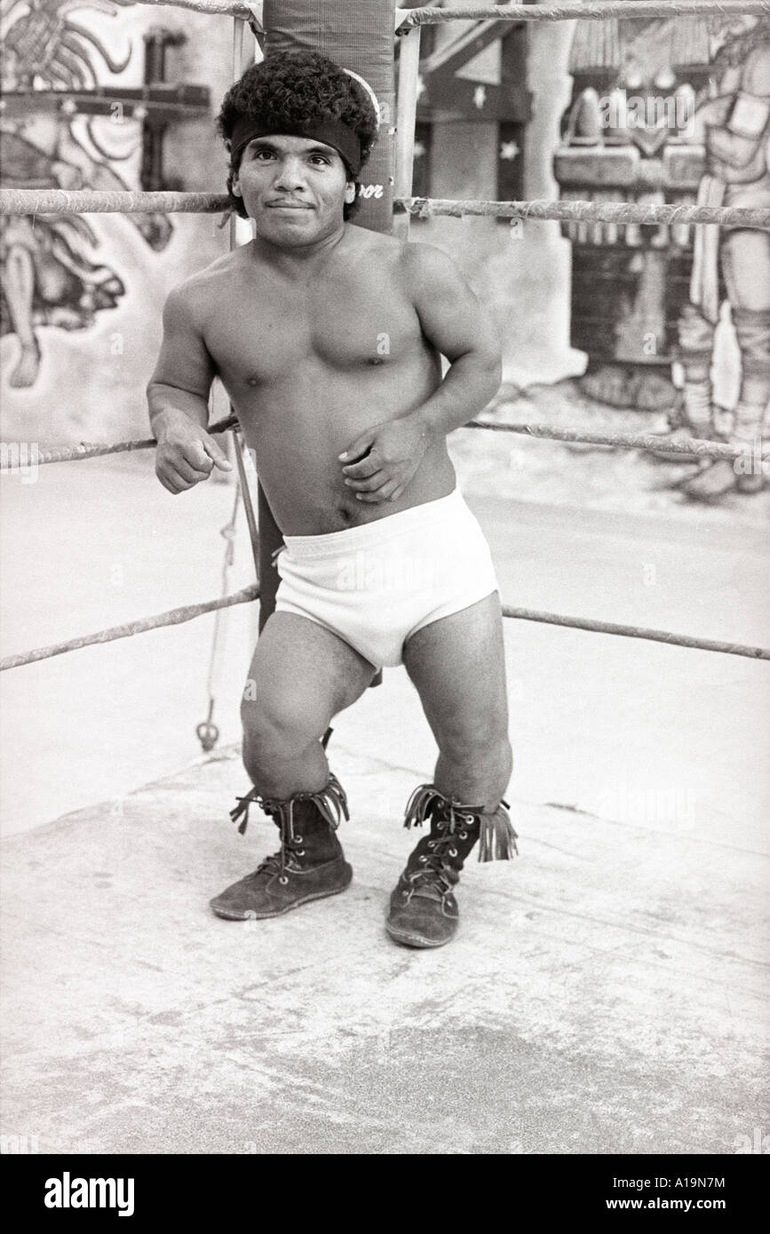 Stolz auf professioneller Midget Wrestler in 1980 s Promo Training, Fit wartet selbstbewusst für seinen nächsten Kampf Stockfoto