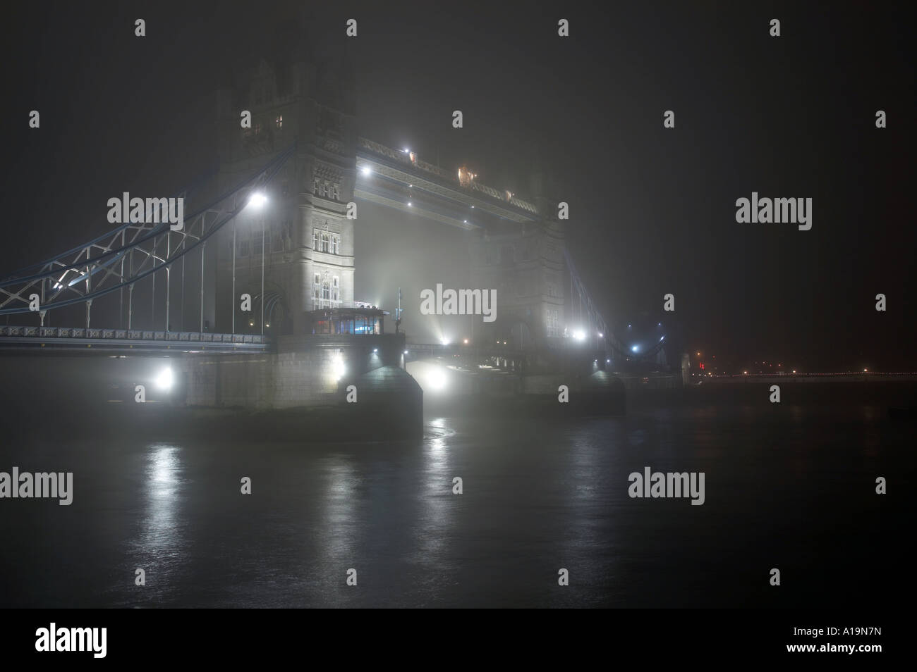 Tower Bridge eingehüllt in Nebel in London UK Dezember 2006 Stockfoto