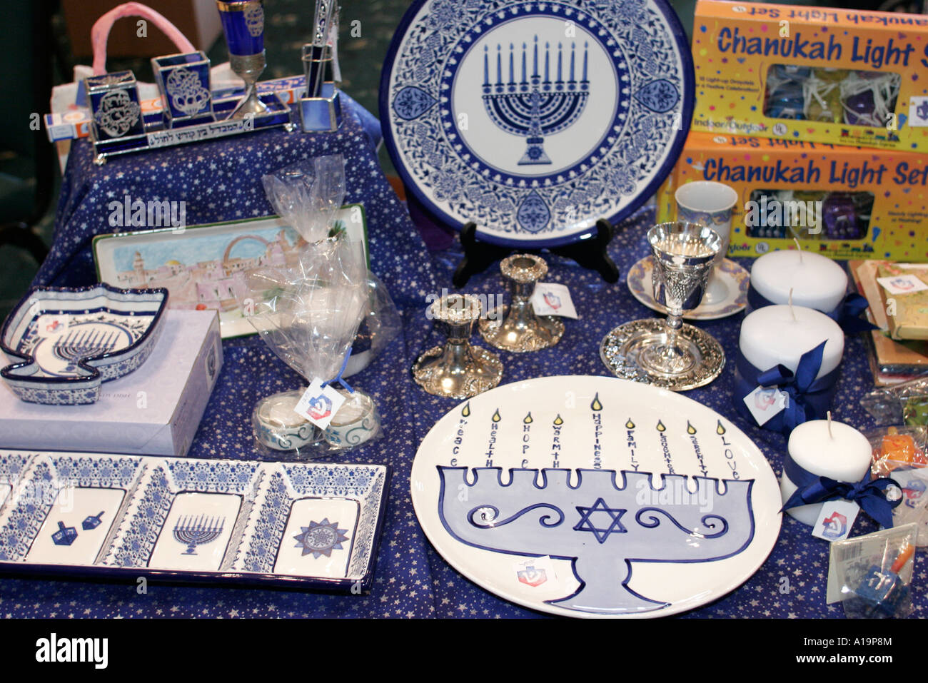 Miami Beach Florida, Temple Beth Shalom, Chanukah Bazaar, Latke Fest, jüdisch, hebräisch, Teller, Kerzenhalter, Geschenk, FL061207003 Stockfoto Miami Beach Florida, Temple Beth Shalom, Chanukah Bazaar, Latke Fest, jüdisch, hebräisch, Teller, Kerzenhalter, Geschenk, FL061207003 Stockfoto