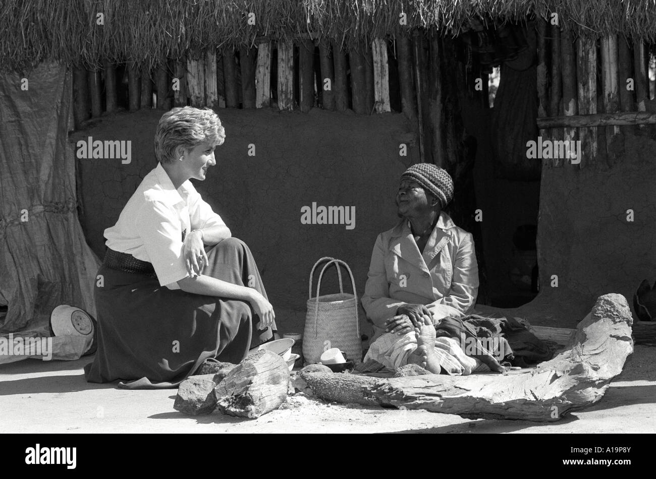 S/W von Diana, Prinzessin von Wales, während ihrer Tour in1993, im Gespräch mit einer älteren mosambikanischen Frau im Tgongora Flüchtlingslager, Simbabwe, Afrika Stockfoto