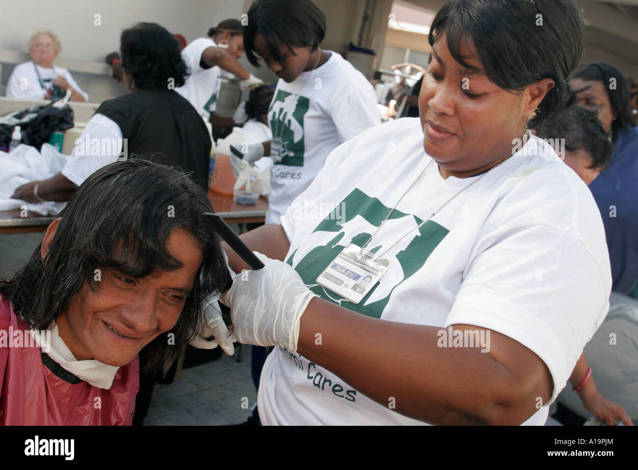 Miami Florida, Miami Cares Day, obdachlos, Bettler, kostenlose Dienstleistungen, arm, Armut, süchtig, Beratung, kostenloser Haarschnitt, schwarze Frau weibliche Frauen, FL061207066 Stockfoto