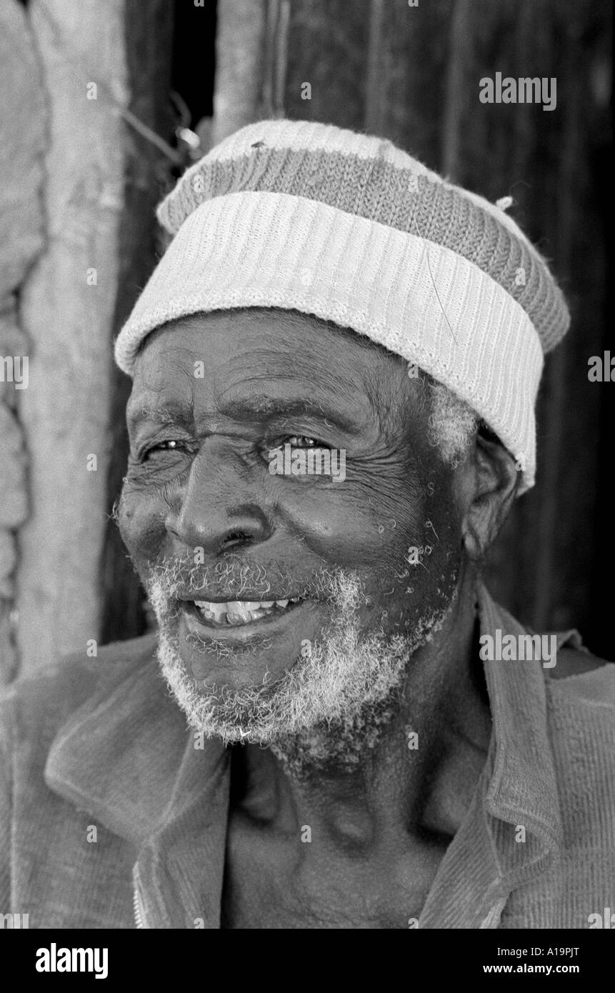 B/W-Porträt eines armen Landwirts, der trotz des Verlustes seiner Maisernte unter Dürrebedingungen lächelt und jetzt auf Nahrungsmittelhilfe angewiesen ist. Zaka, Simbabwe Stockfoto