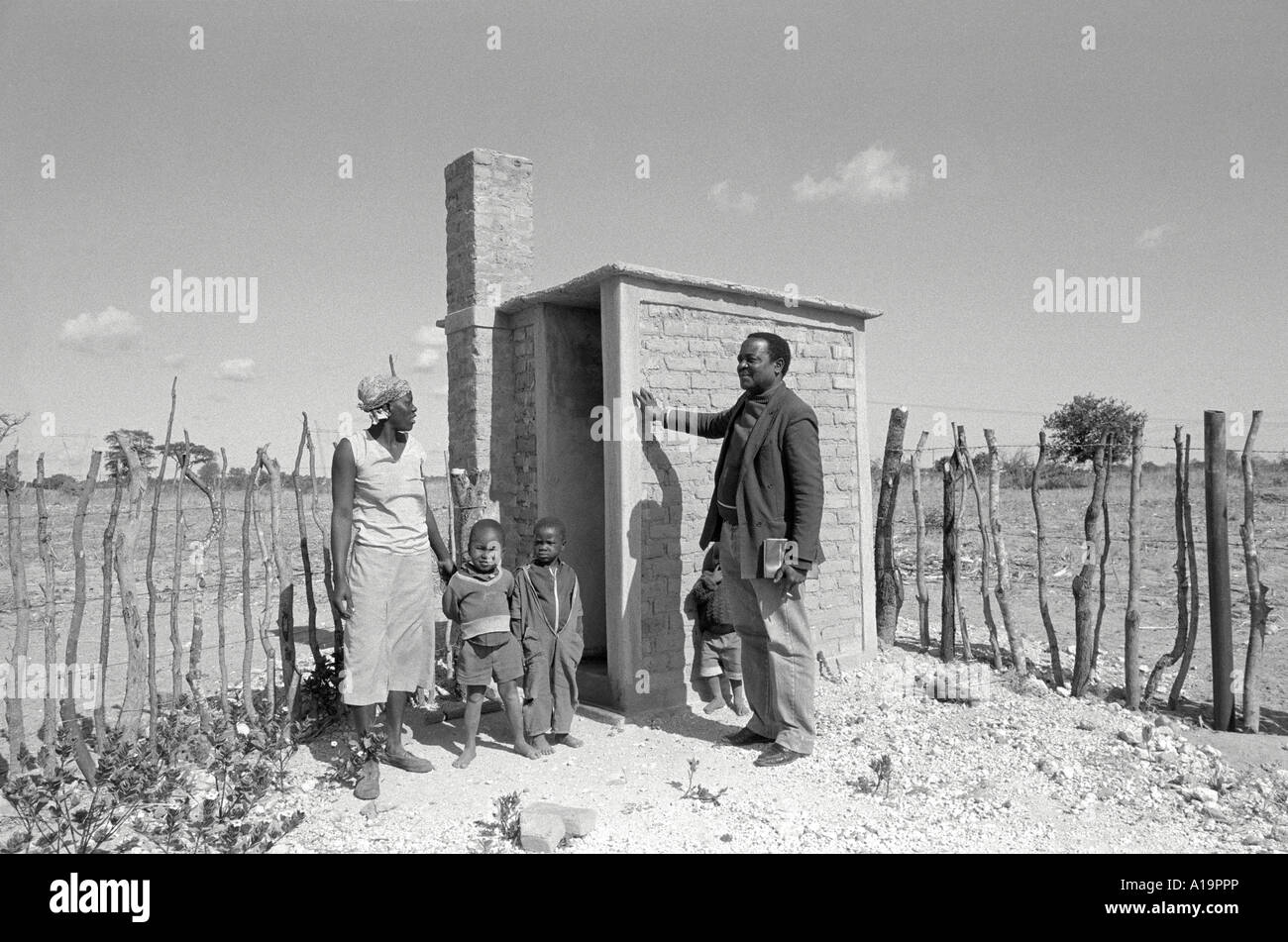 S/W einer Familie, die neben ihrer neuen belüfteten Latrine in einem ländlichen Raum steht. Nr. Gweru, Simbabwe Stockfoto