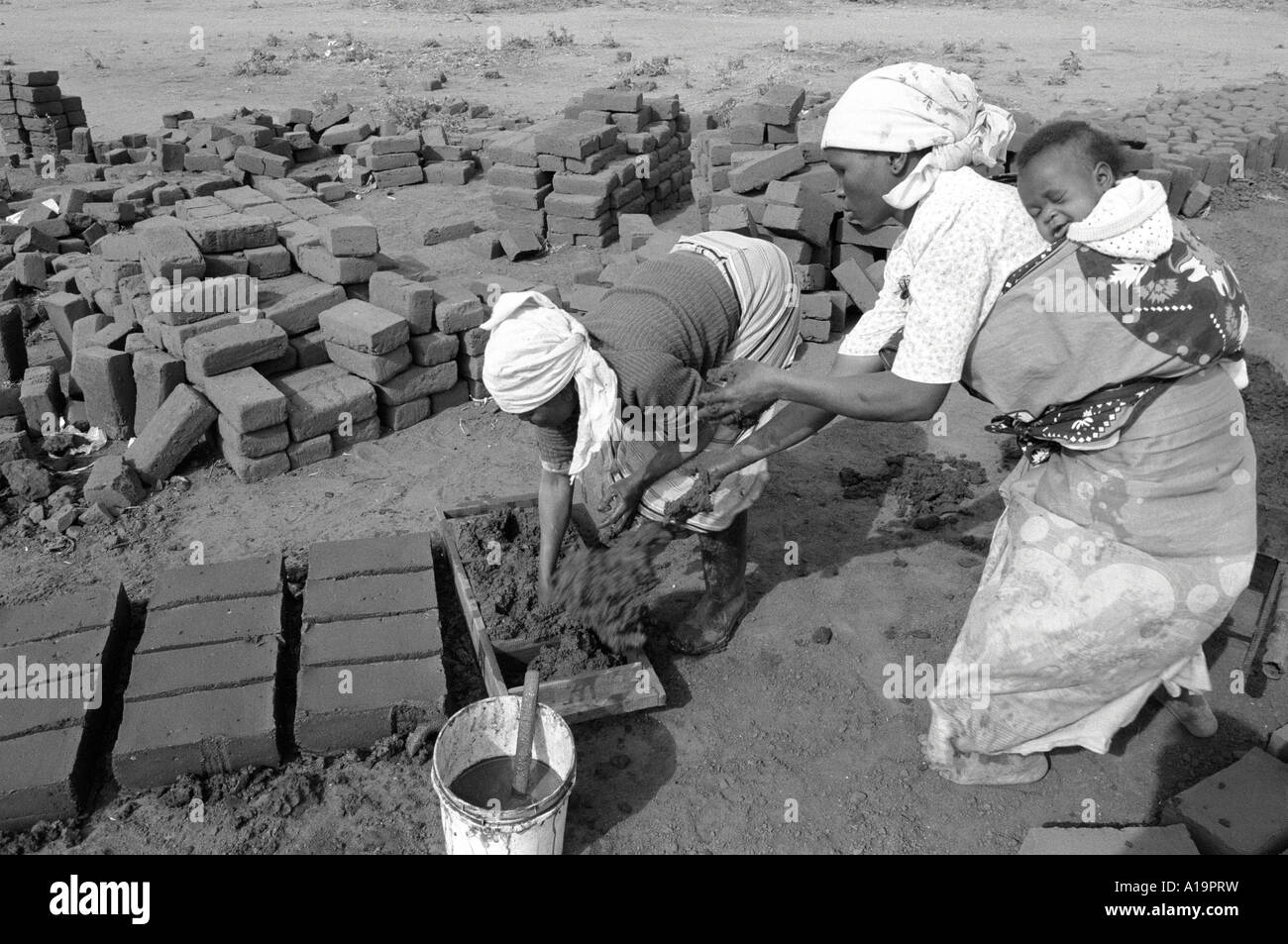 B/W von Rückkehrern von Flüchtlingen, die während des Bürgerkrieges nach Simbabwe geflohen waren, um ihre Häuser in einem friedlichen, besiedelten Mosambik wieder aufzubauen Stockfoto