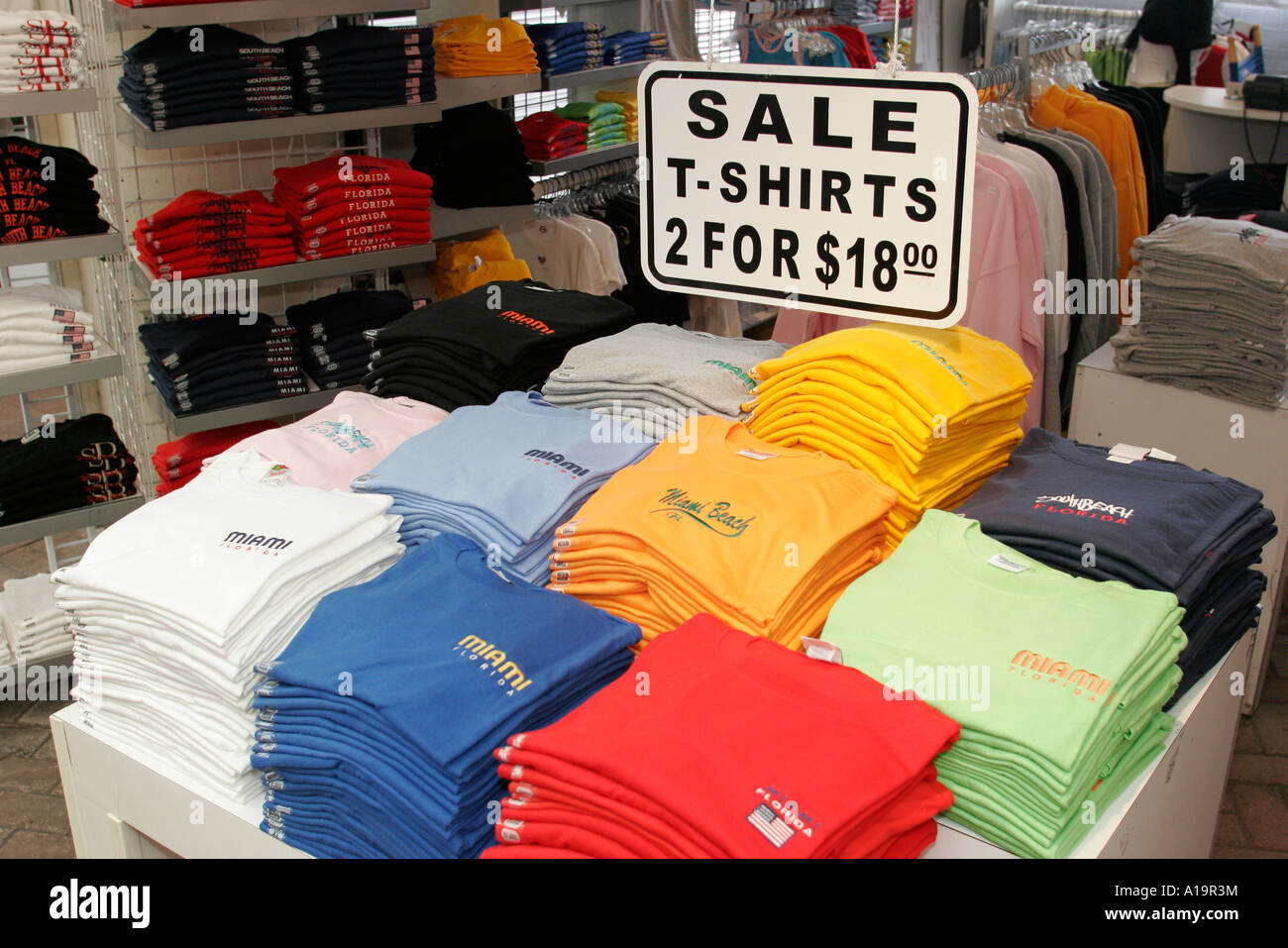 Miami Florida, Bayside Marketplace, T-Shirts zum Verkauf, Souvenir, Farben, Display-Verkauf Kleidung, Accessoires, FL061208008 Stockfoto
