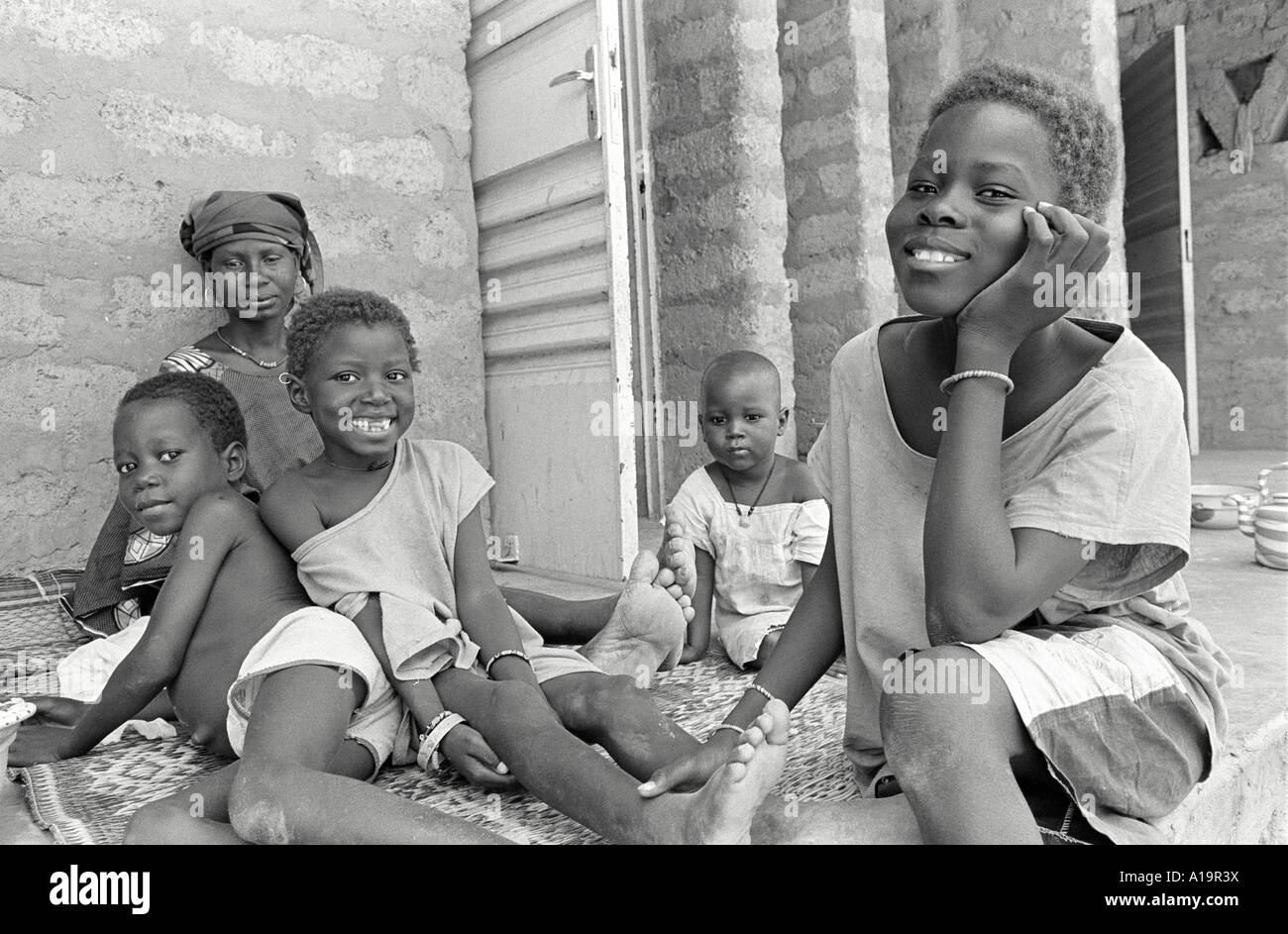 S/W einer Mutter und vier Kinder, die draußen warten, um ihren Vater im Krankenhaus zu besuchen. Mali Stockfoto