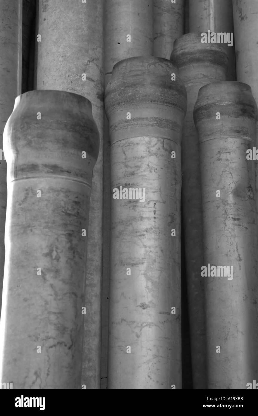 Schwarz / weiß Bild von Metall Bewässerung Rohr hintereinander gestapelt Stockfoto