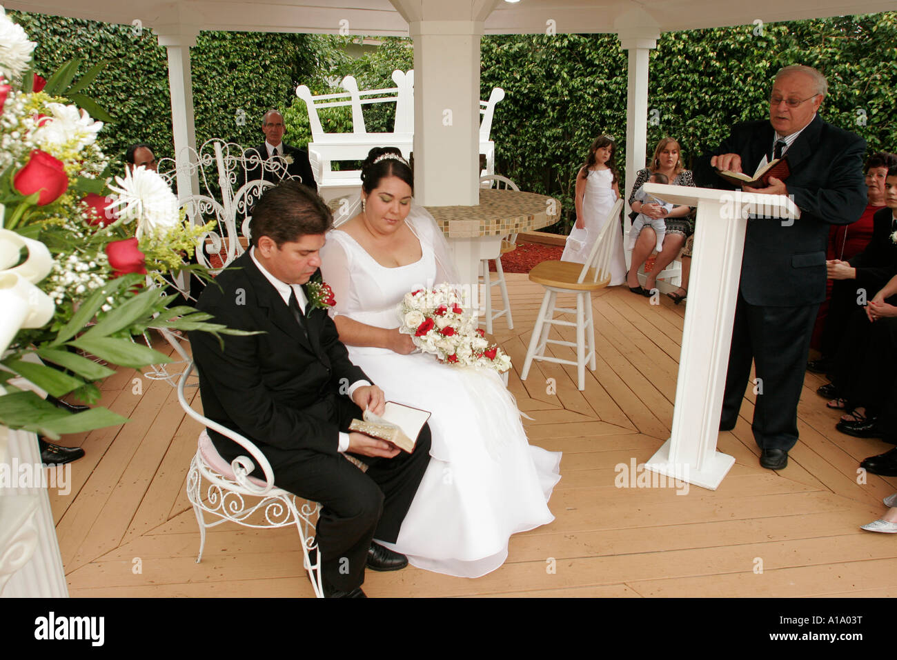 Miami Florida, Hochzeit, Ehe, Haus, Haus Häuser Häuser Häuser Wohnsitz Hof, Zeuge Jehovas, Hispanic kubanischen, Familie Familien Eltern Eltern Kind Stockfoto