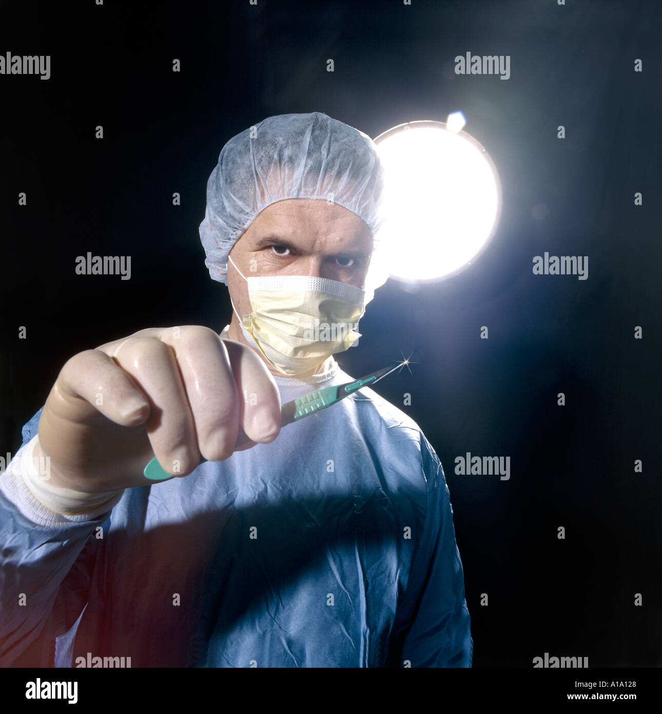 Beängstigend Chirurg Doktor mit Skalpell Stockfoto