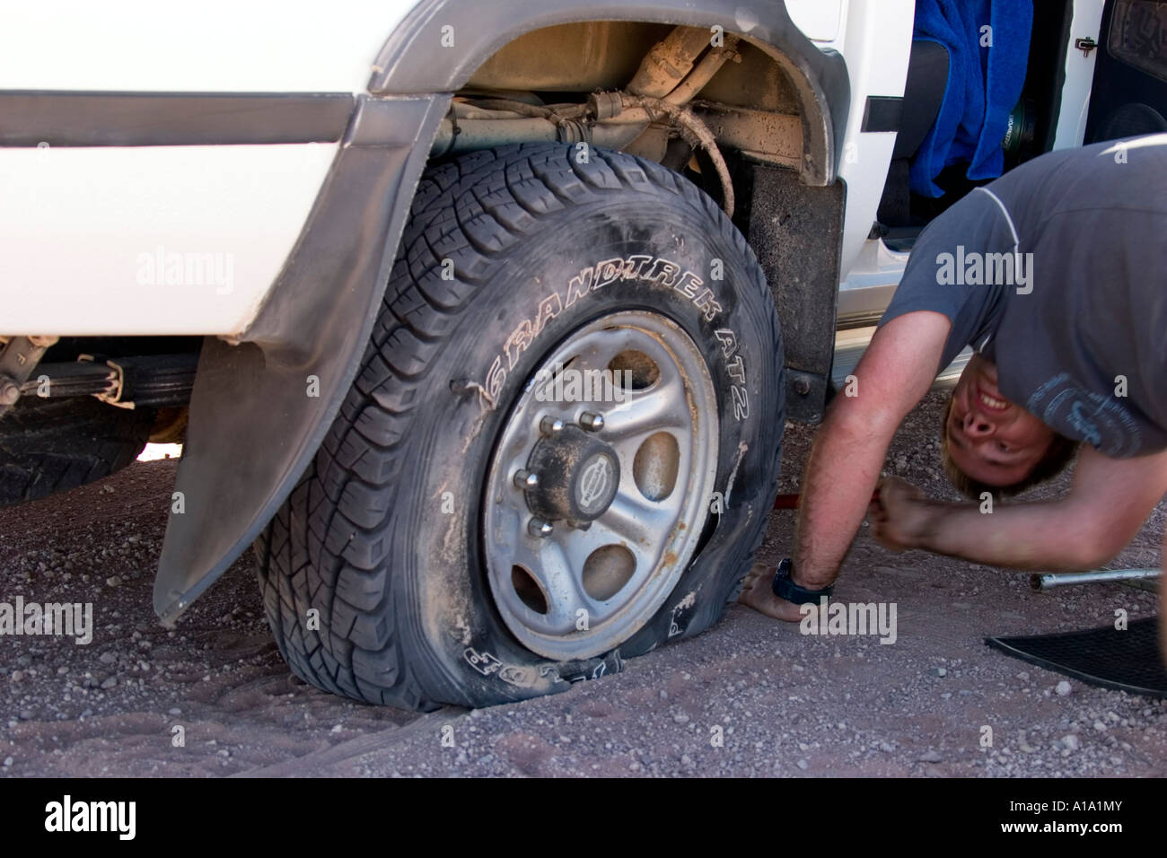 Abbau mit einem Platten Reifen auf Feldweg, Namibia, Afrika Stockfoto