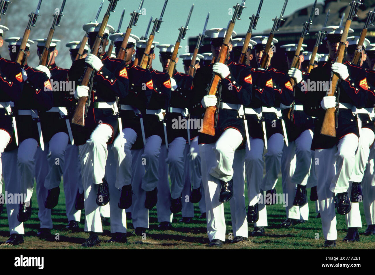 Reihen von U-Marine-Corps-Soldaten mit Gewehren marschieren in parade Bildung Washington DC Stockfoto