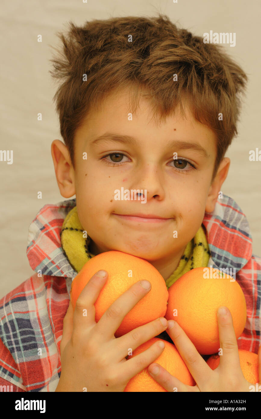 Im Gesundheitswesen junge Kind krank mit einer Erkältung mit frischem Obst Orangen Stockfoto