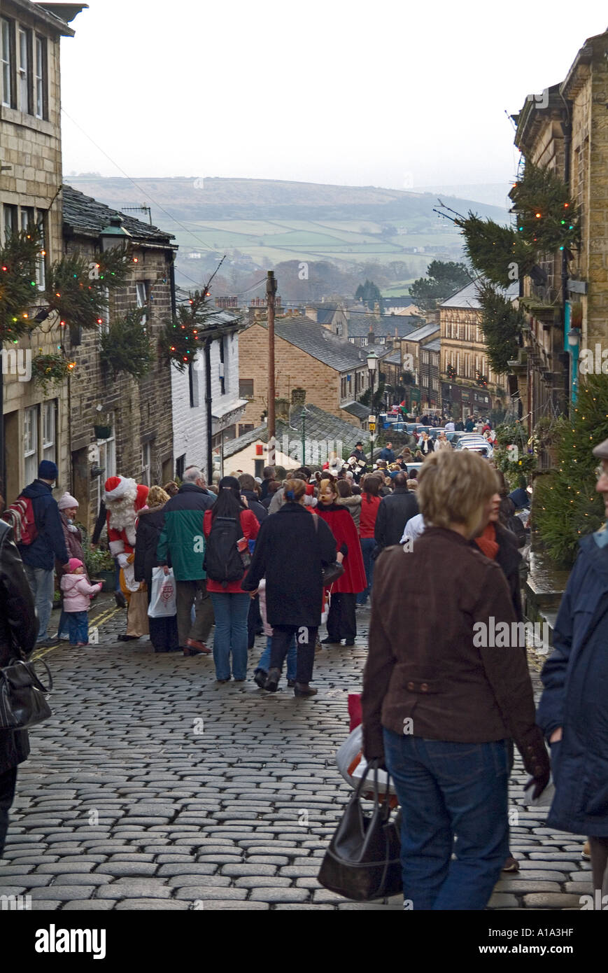 Weihnachts-Einkäufer, Haworth Main Street, West Yorkshire, England Stockfoto