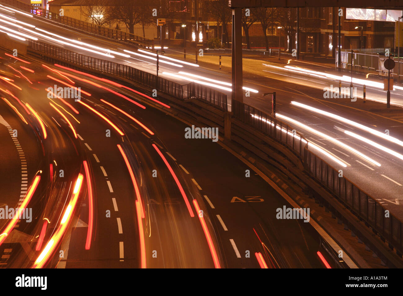 Auto-Ampel-Trails auf beschäftigt zweispurigen A3 Trunk Road London Rush hour Stockfoto