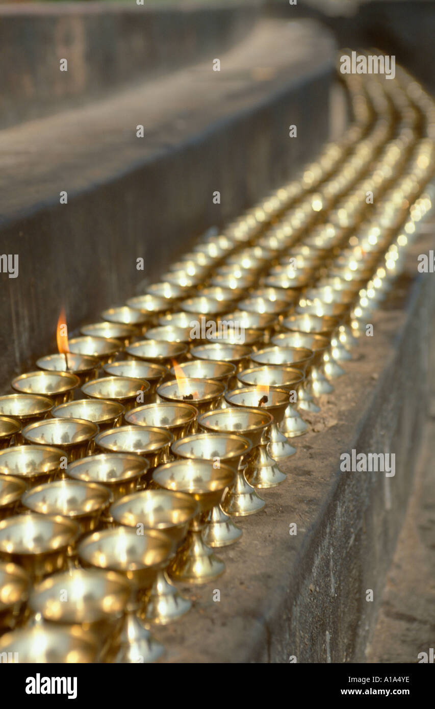 Buddhistische Öllampen vor Dhamekh Stupa, Sarnath, in der Nähe von Varanasi, Uttar Pradesh, Indien Stockfoto