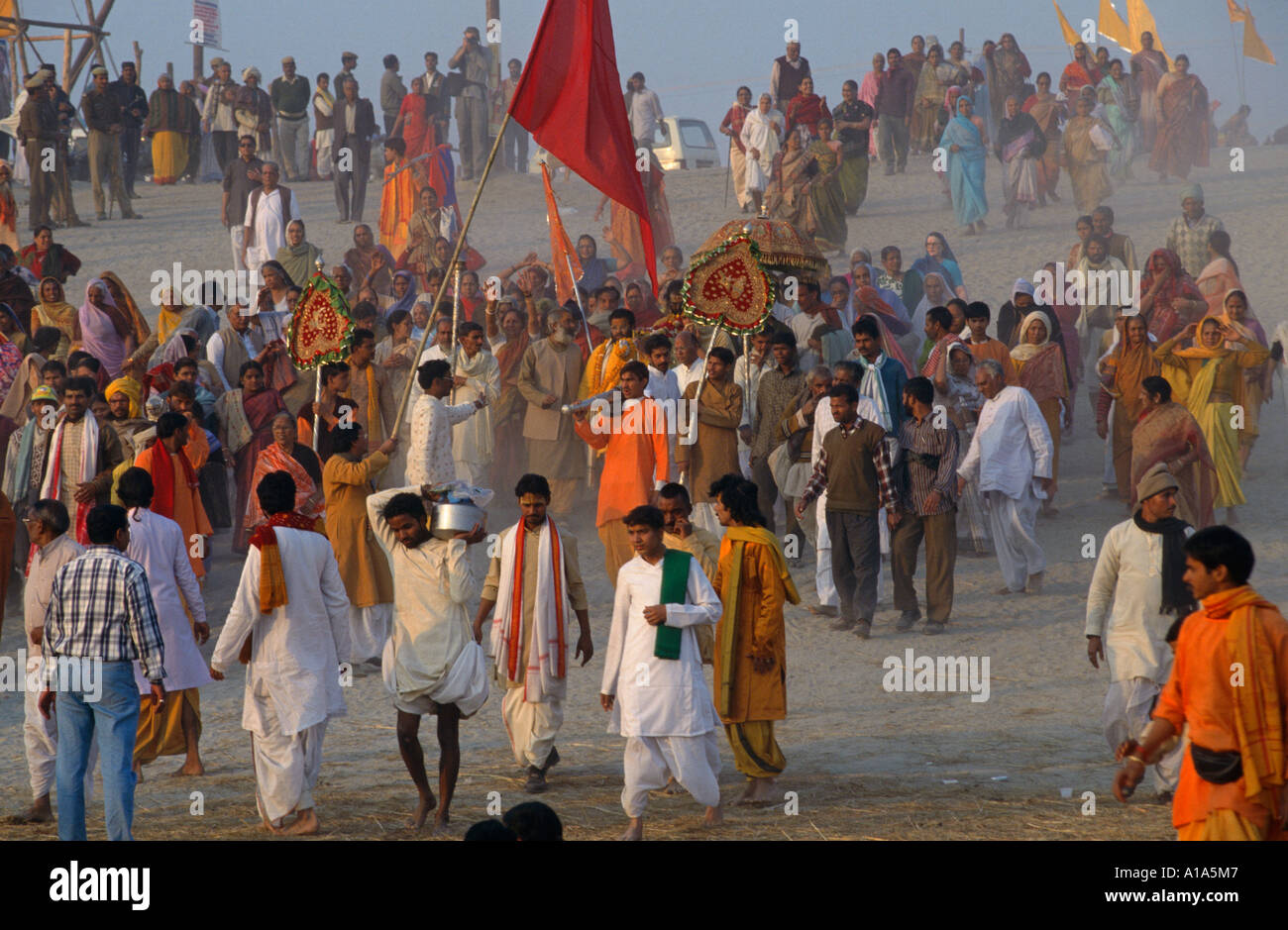 Sri Je Baba Naga Ashram Mitglieder gehen für Ganga Aarti Abendgebet, Maha Kumbh Mela, Allahabad, Uttar Pradesh, Indien Stockfoto