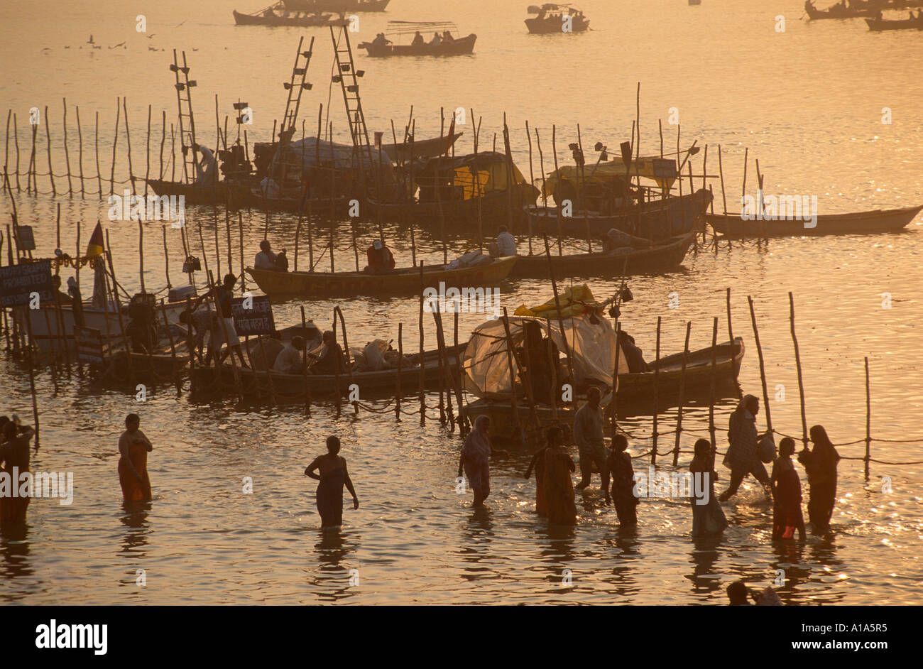 Pilger Baden inmitten Boote bei der Sangam bei Sonnenuntergang, Maha Kumbh Mela 2001, Allahabad, Uttar Pradesh, Indien Stockfoto